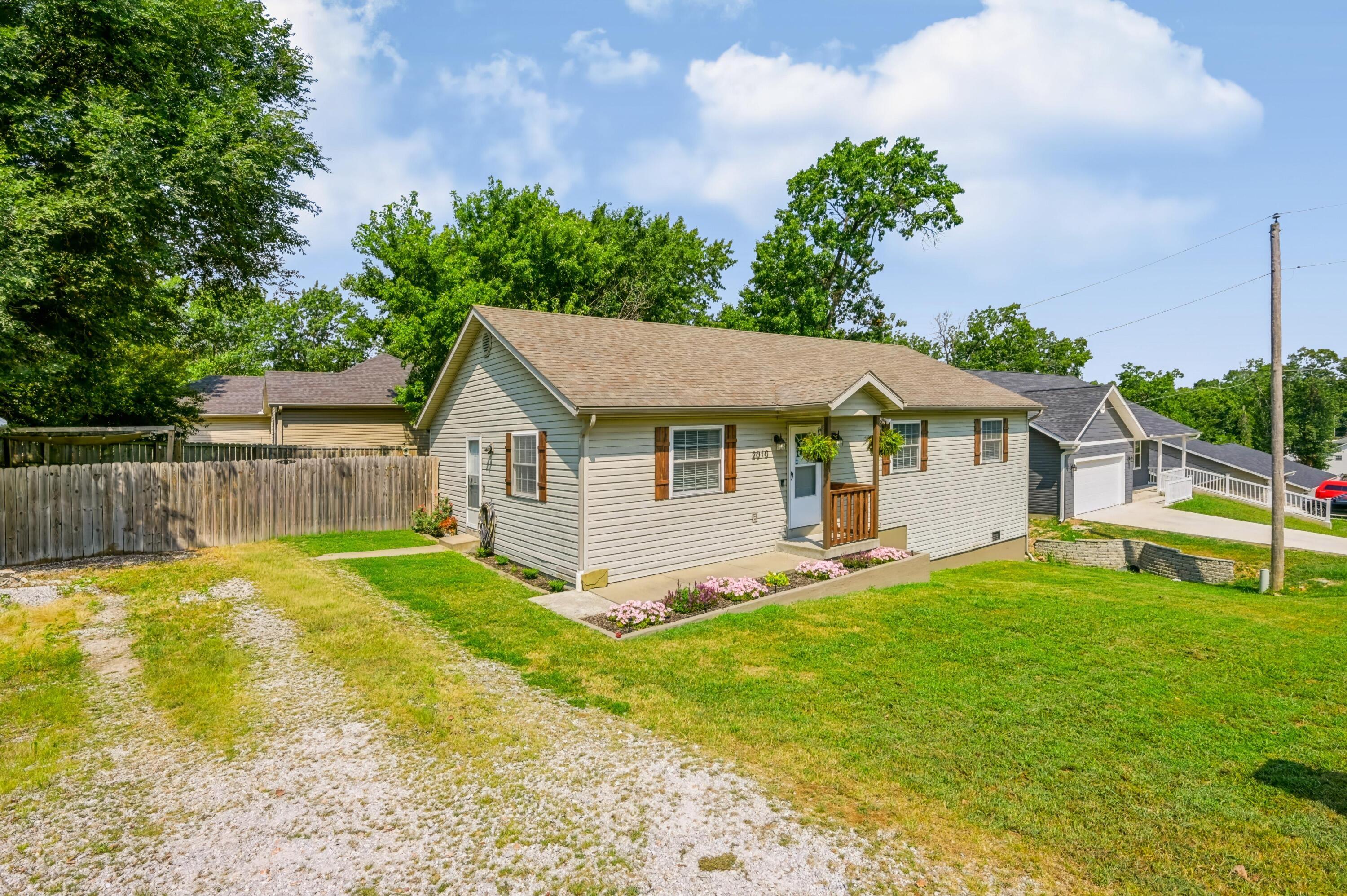 Photo 2 - Residential for sale – 2010  Sally Ann Avenue  Neosho, MO