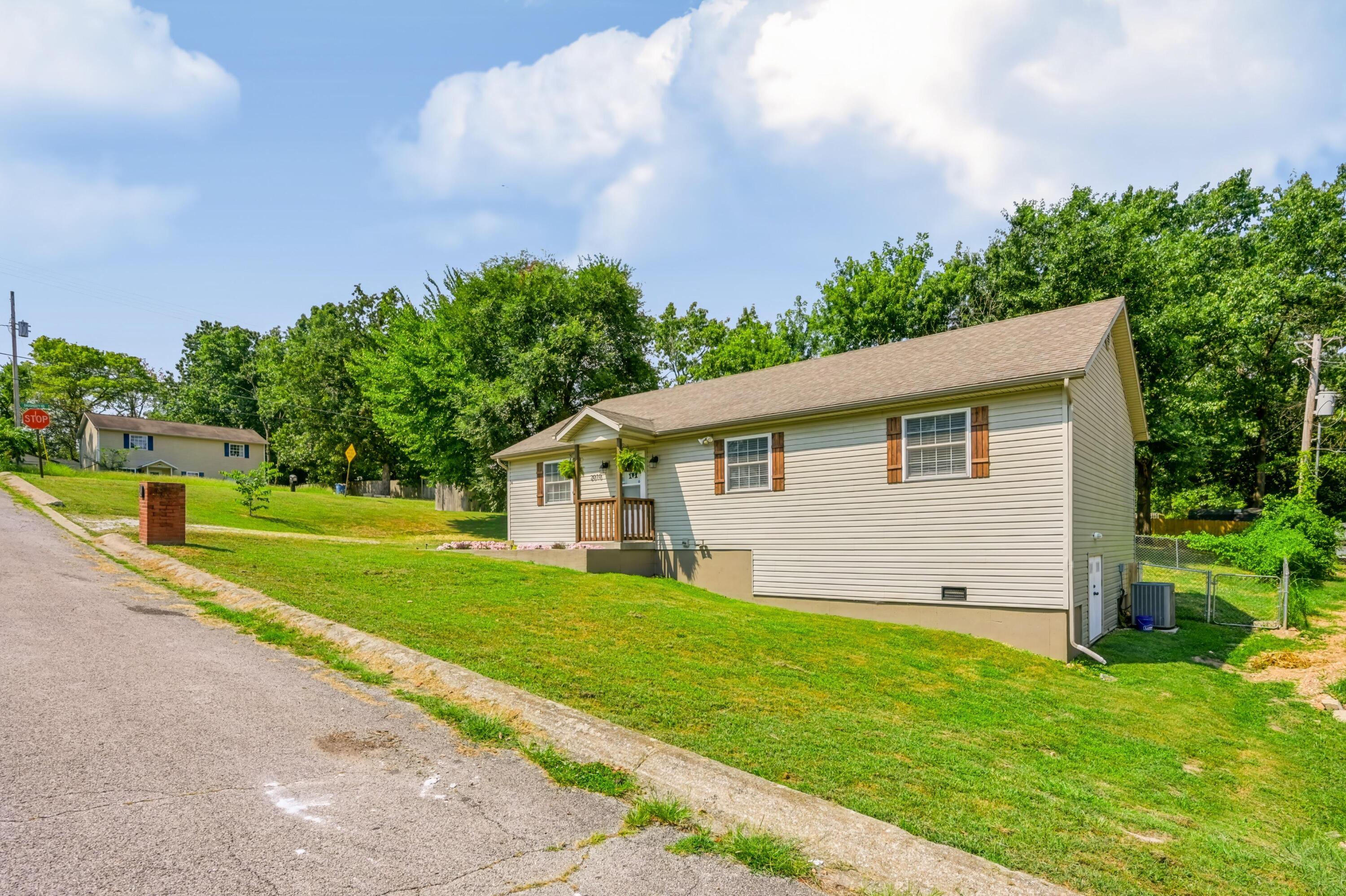 Photo 3 - Residential for sale – 2010  Sally Ann Avenue  Neosho, MO