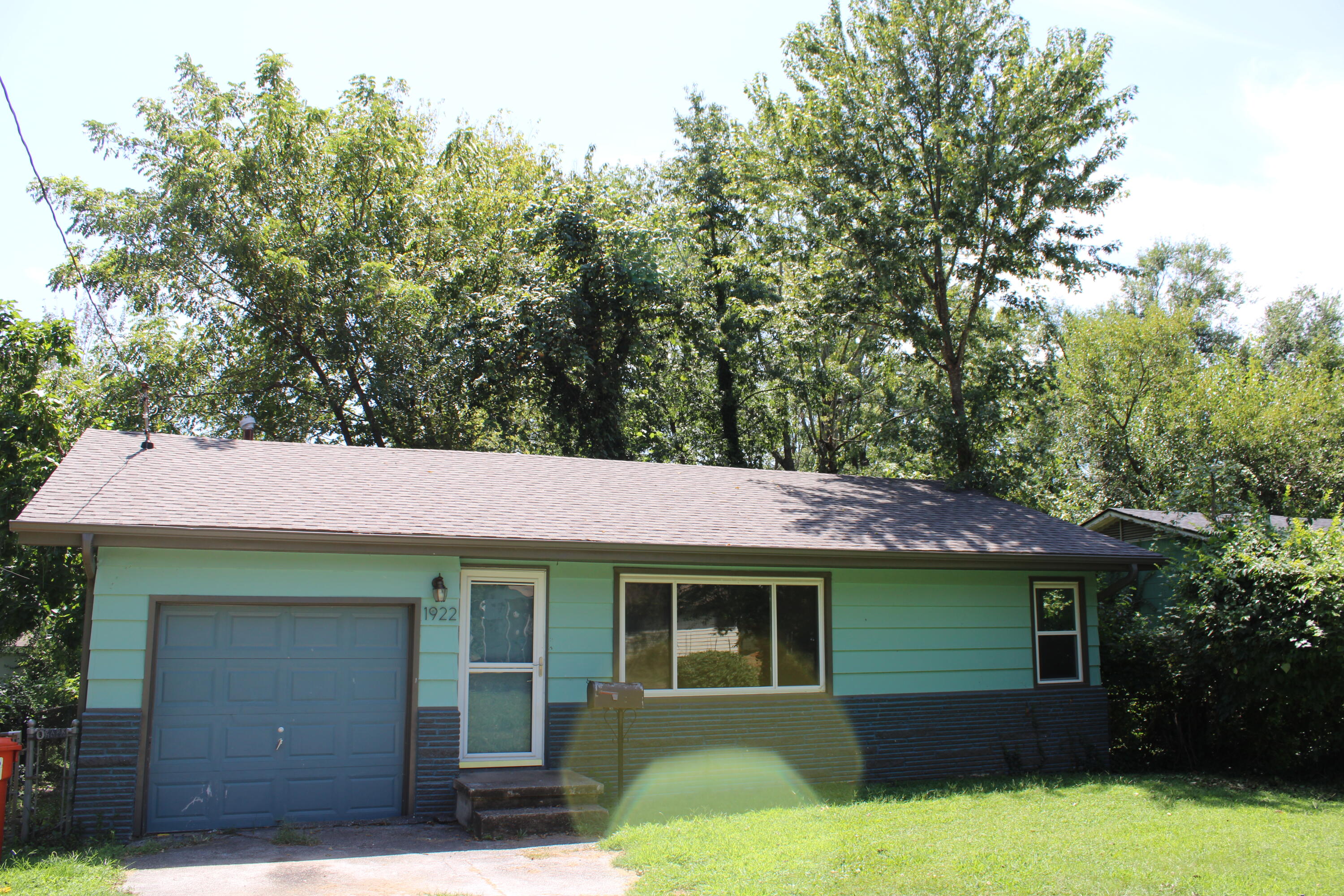 Photo 2 - Residential for sale – 1922 W Water Street  Springfield, MO