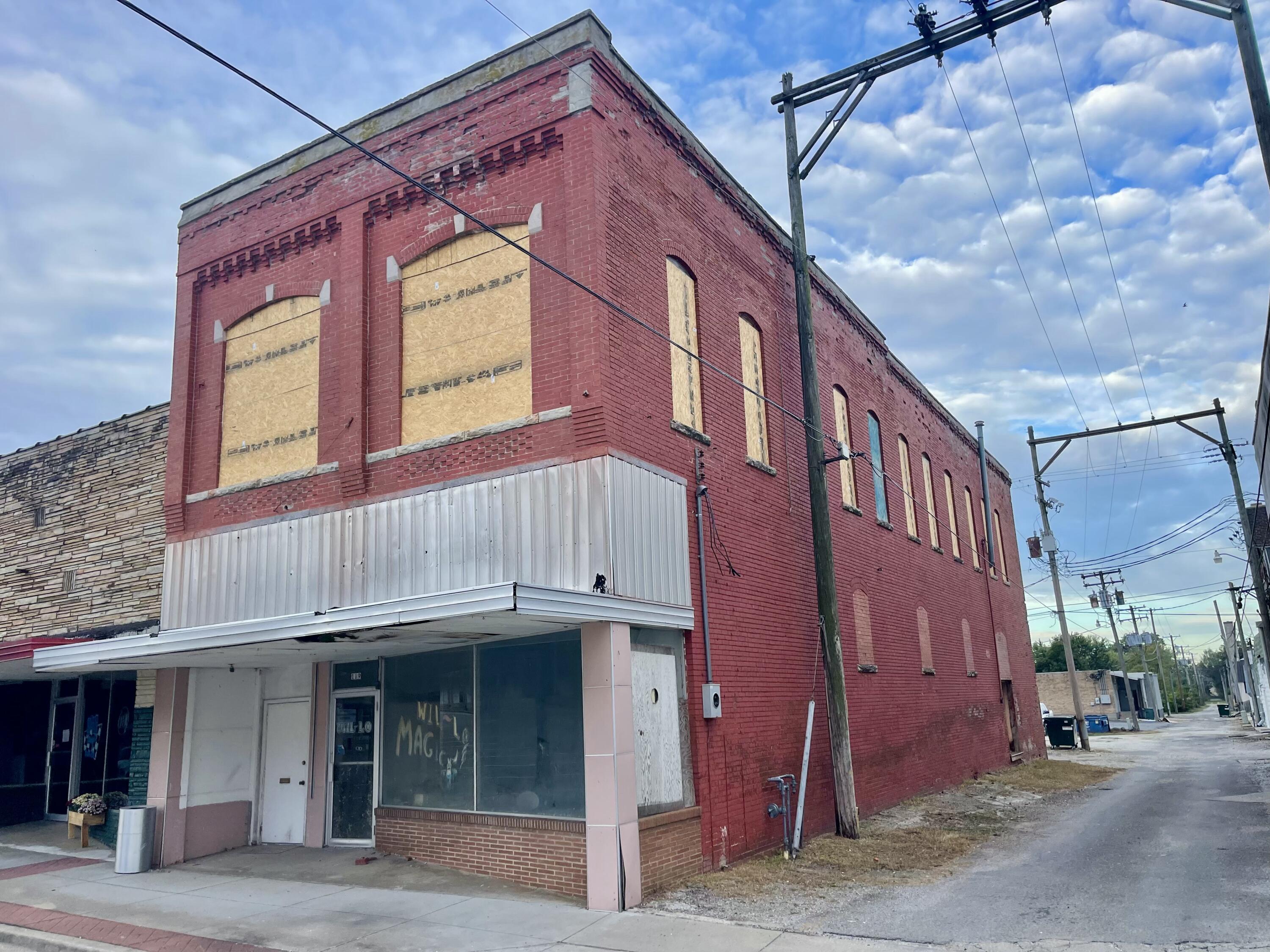 Photo 3 - Residential for sale – 119 S Madison Avenue  Aurora, MO