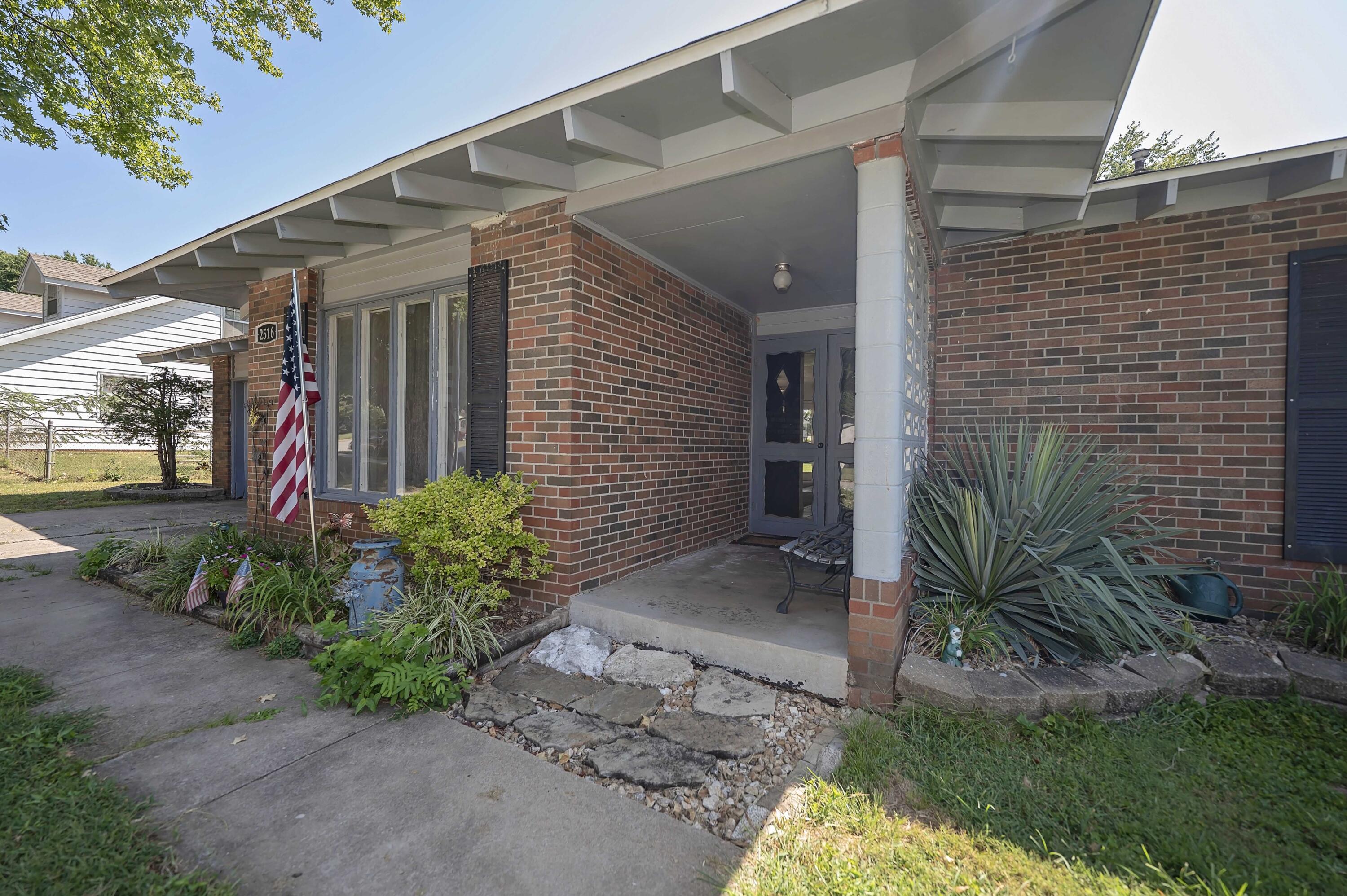 Photo 2 - Residential for sale – 2516 S Weaver Avenue  Springfield, MO