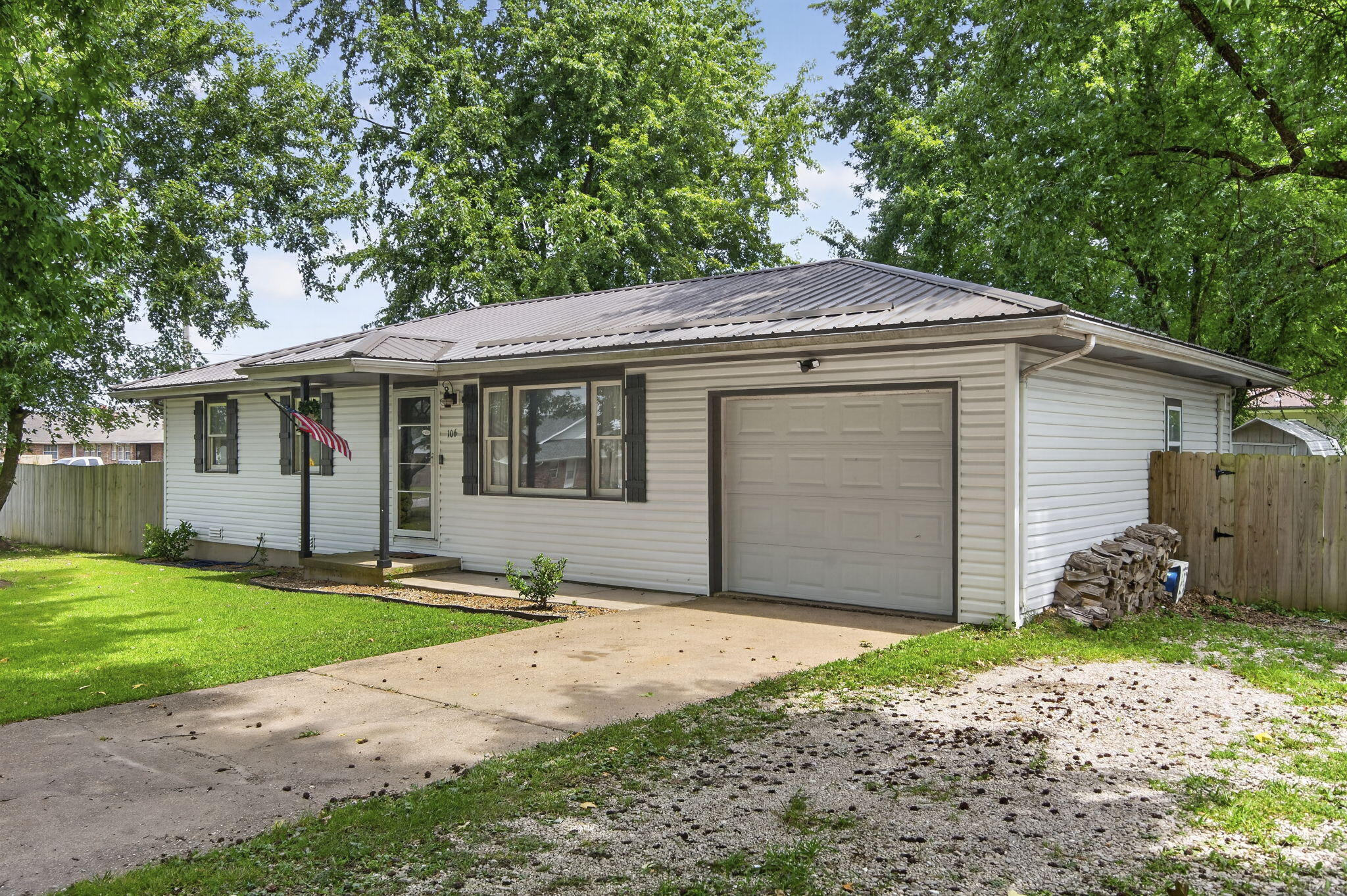 Photo 3 - Residential for sale – 106 S Hodge Street  Seymour, MO