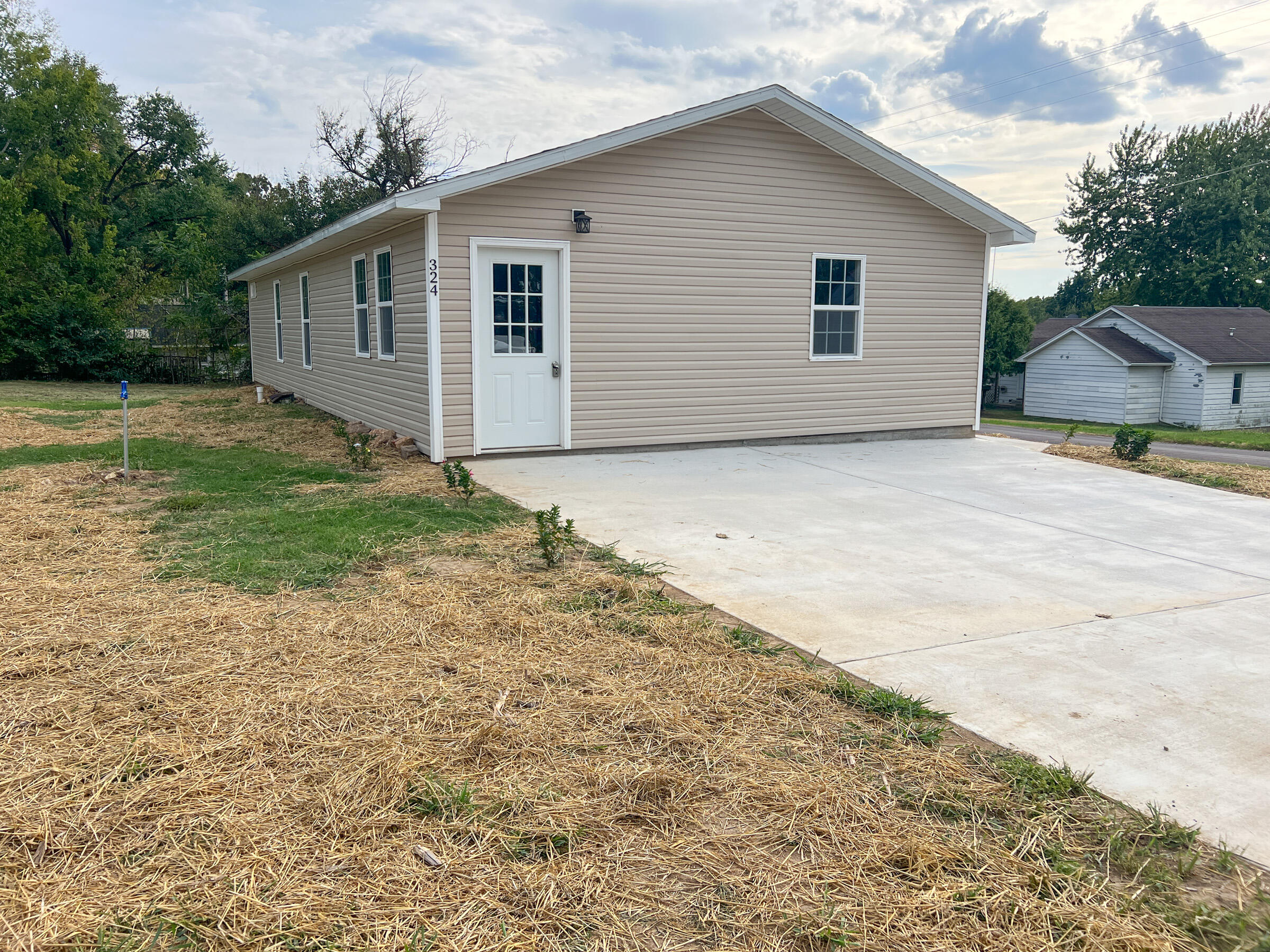 Photo 3 - Residential for sale – 324 W 7th Street  Mountain Grove, MO