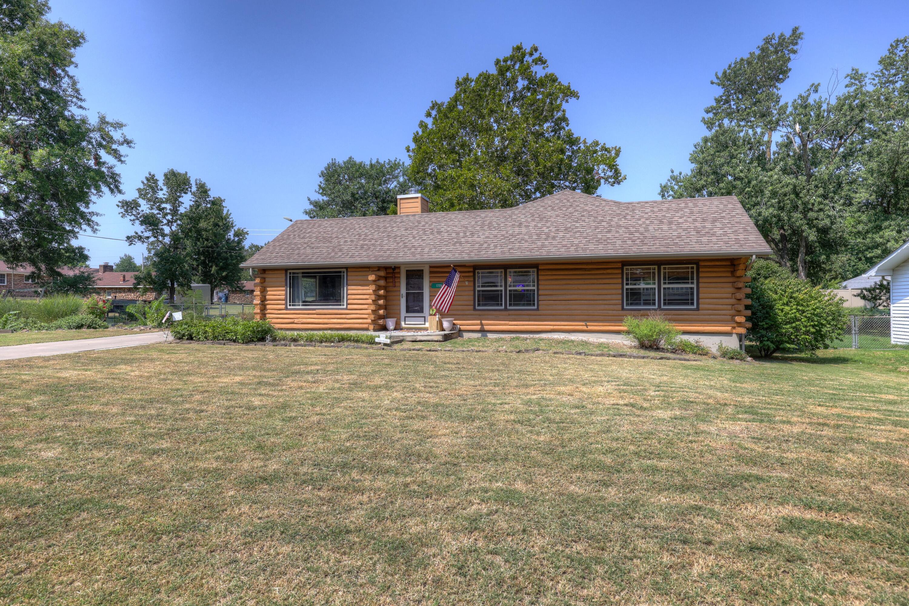 Photo 3 - Residential for sale – 1729  Glenwood Place  Carthage, MO