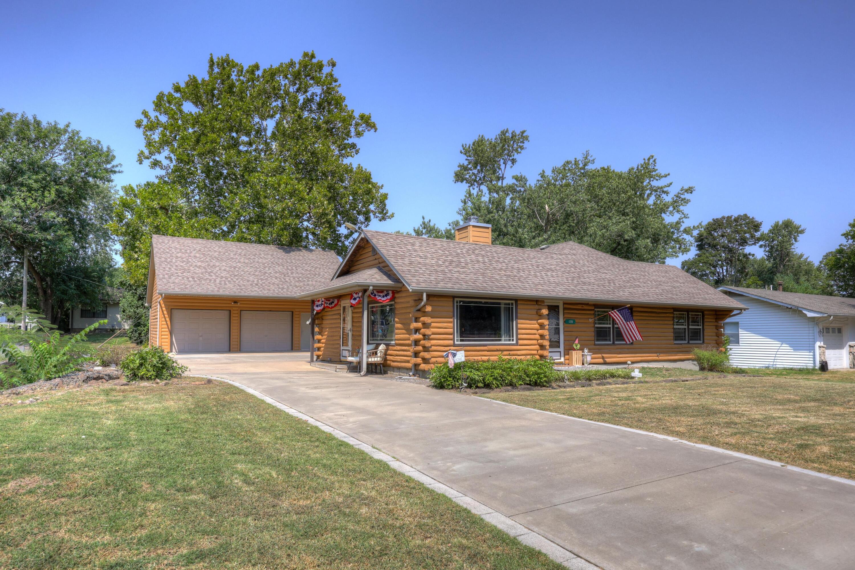 Photo 4 - Residential for sale – 1729  Glenwood Place  Carthage, MO