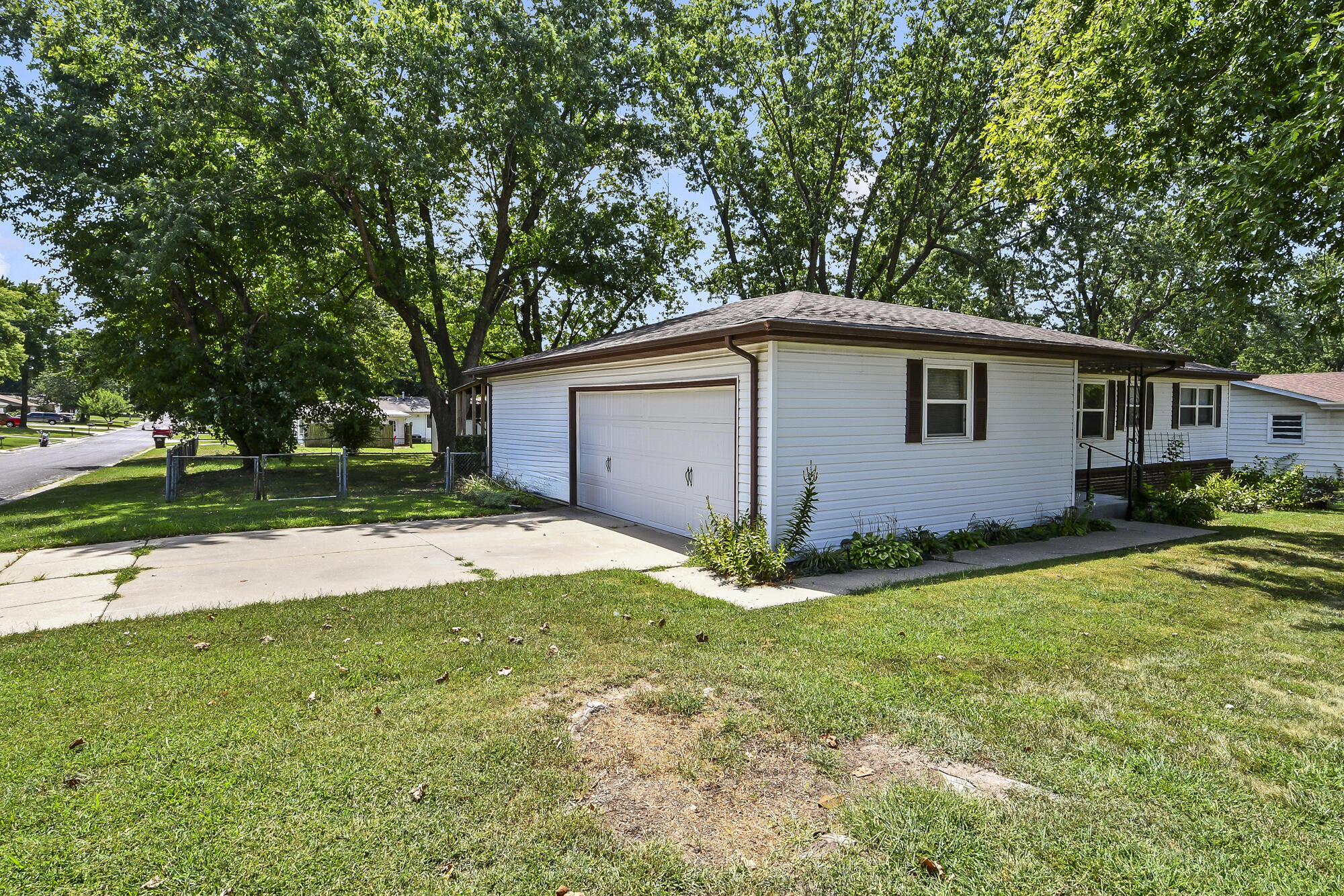 Photo 3 - Residential for sale – 2326 E Nora Street  Springfield, MO