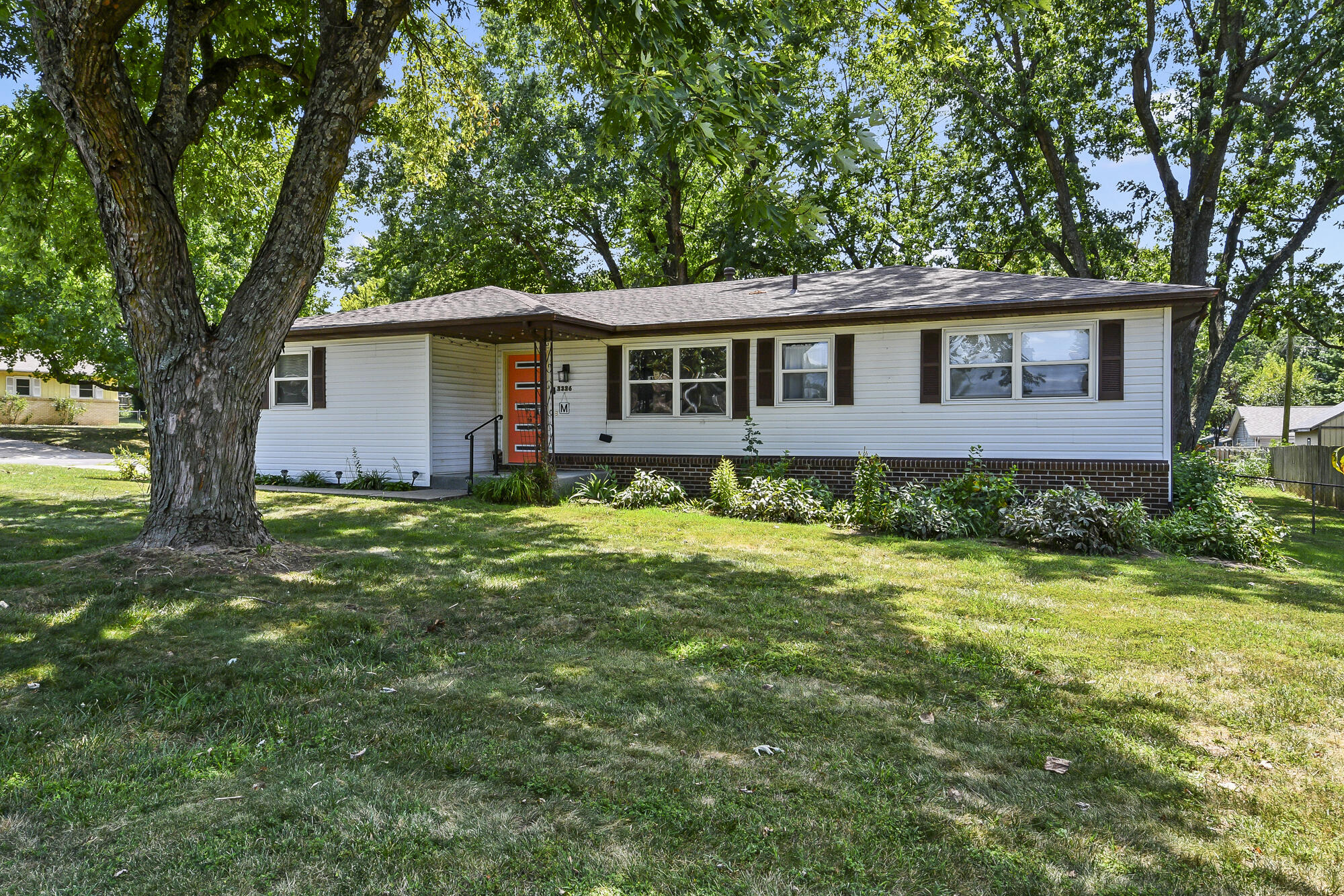 Photo 2 - Residential for sale – 2326 E Nora Street  Springfield, MO