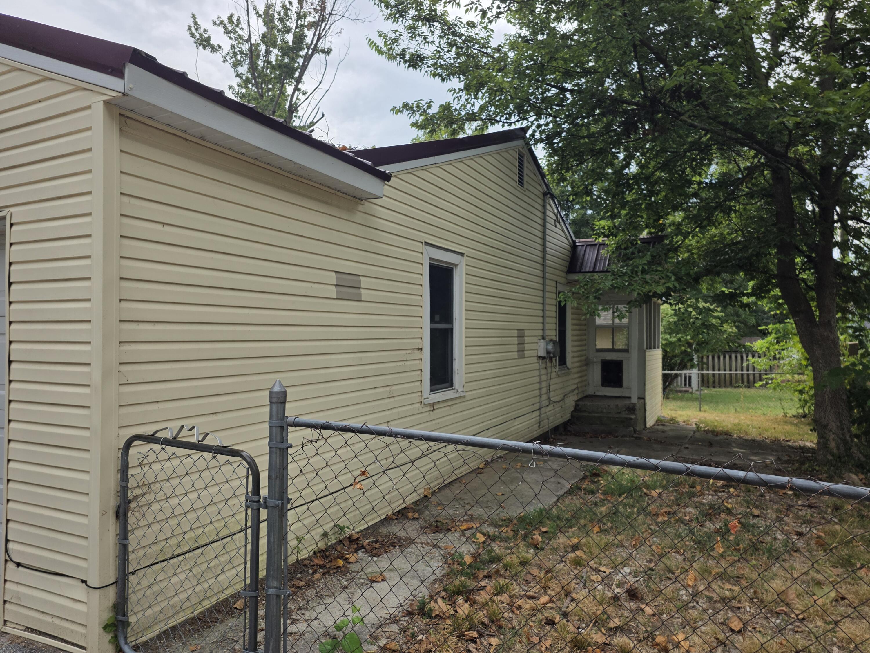 Photo 15 - Residential for sale – 611 S Harrison Avenue  Aurora, MO