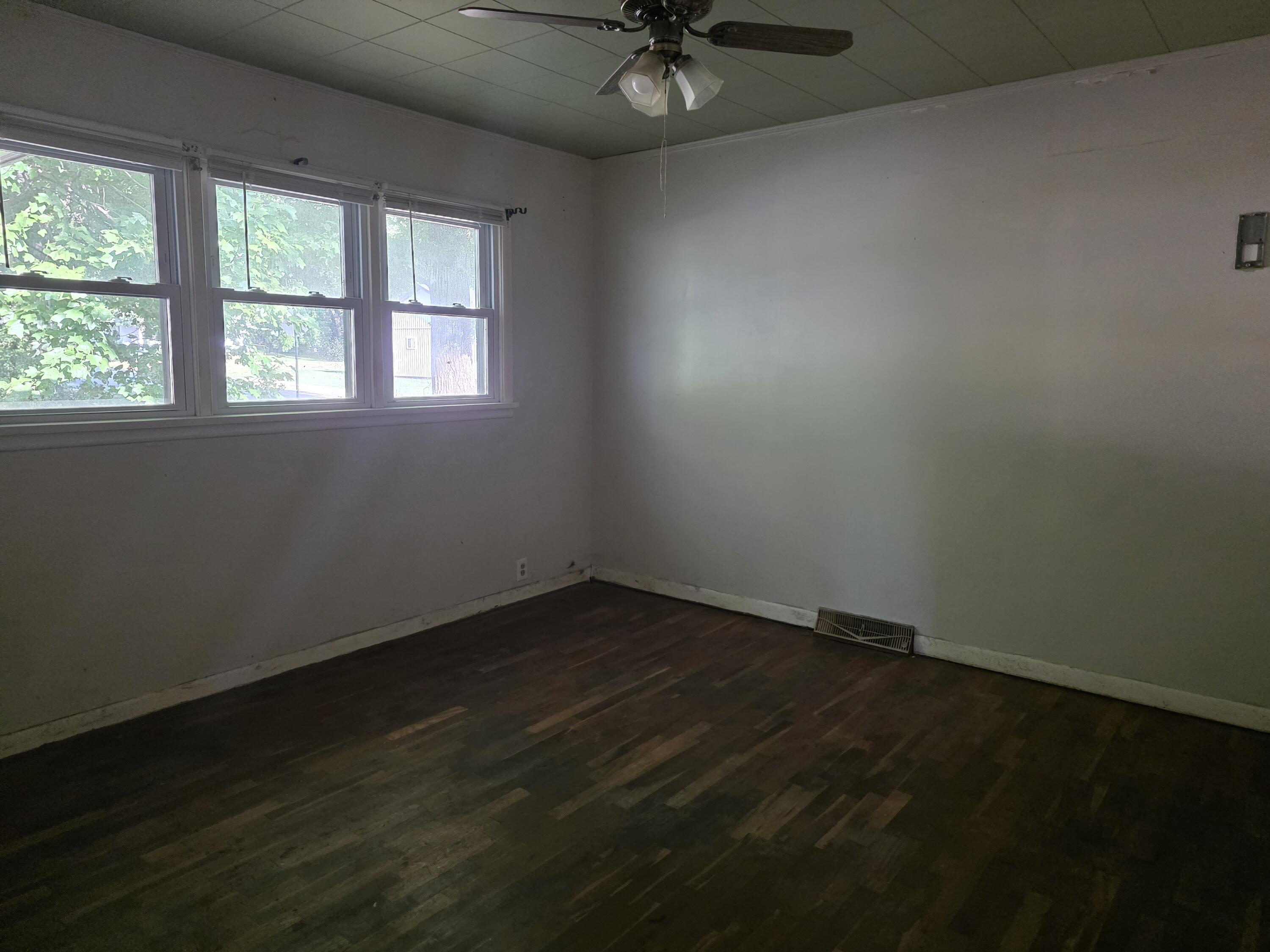 Photo 8 - Residential for sale – 611 S Harrison Avenue  Aurora, MO