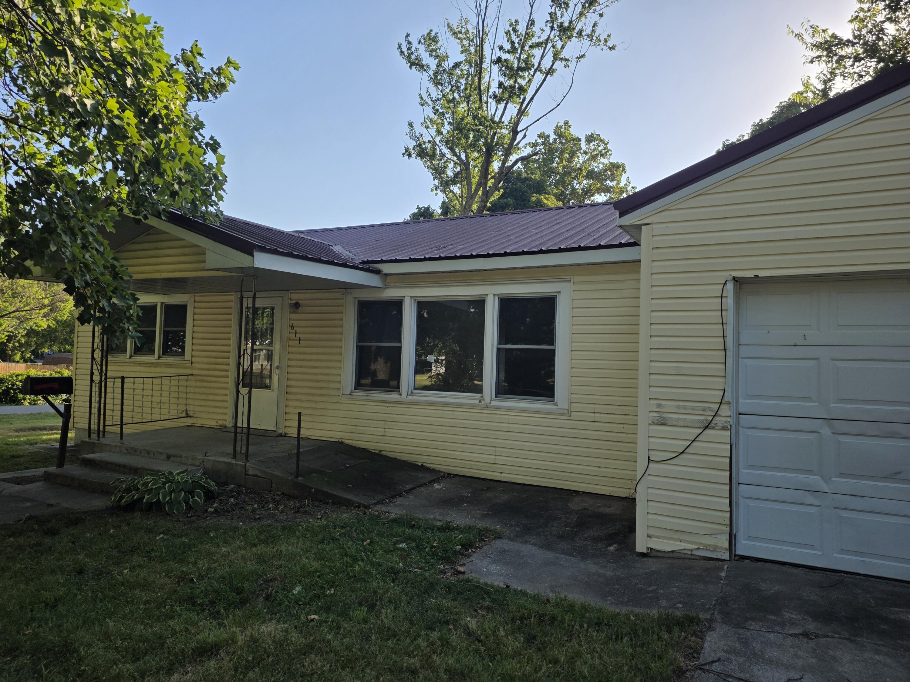 Photo 2 - Residential for sale – 611 S Harrison Avenue  Aurora, MO