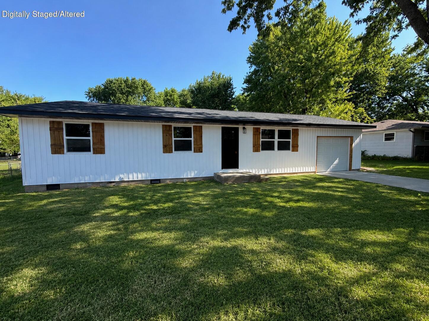 Photo 2 - Residential for sale – 619 W Elm Street  Aurora, MO