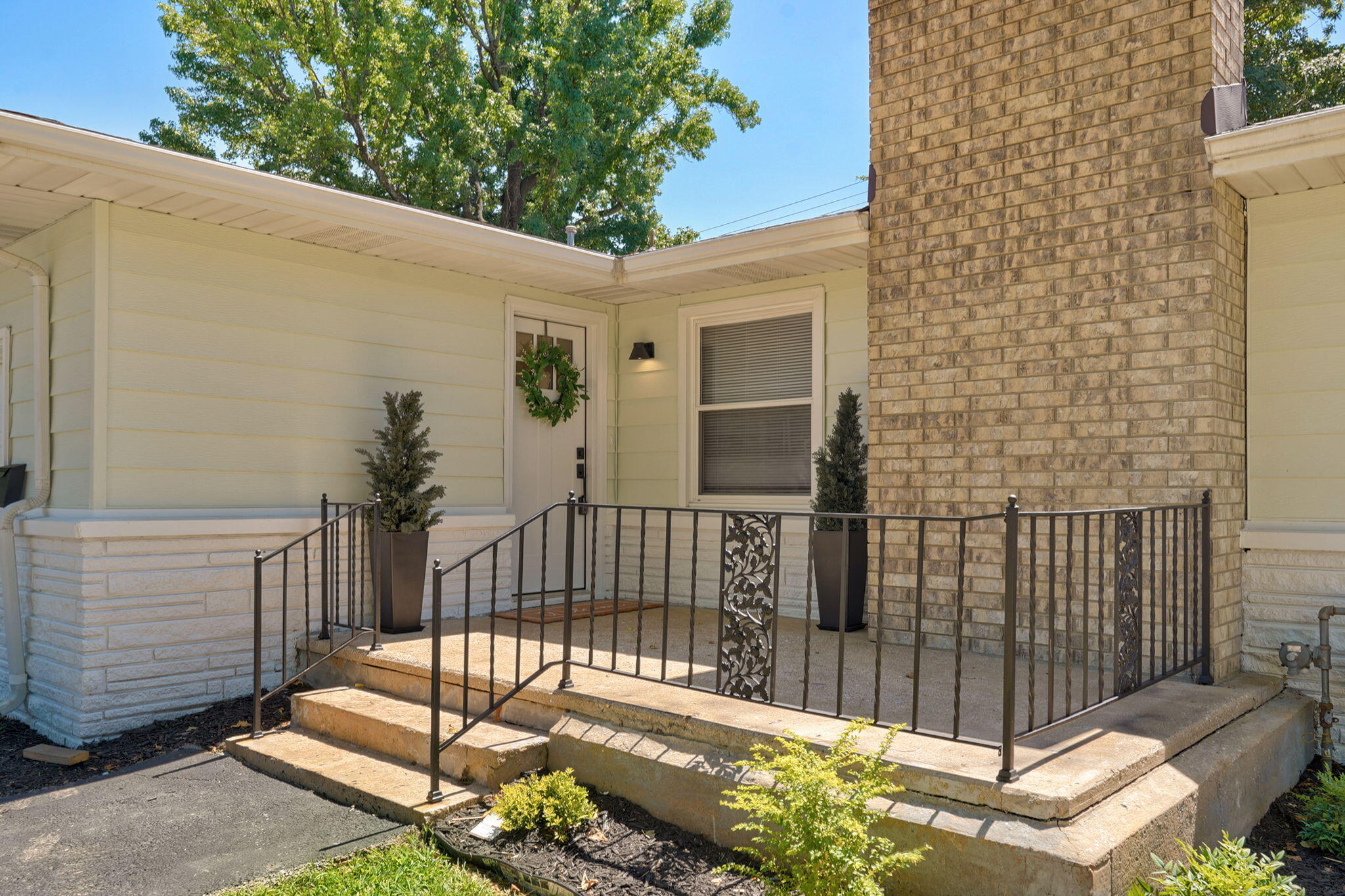 Photo 4 - Residential for sale – 652 W University Street  Springfield, MO