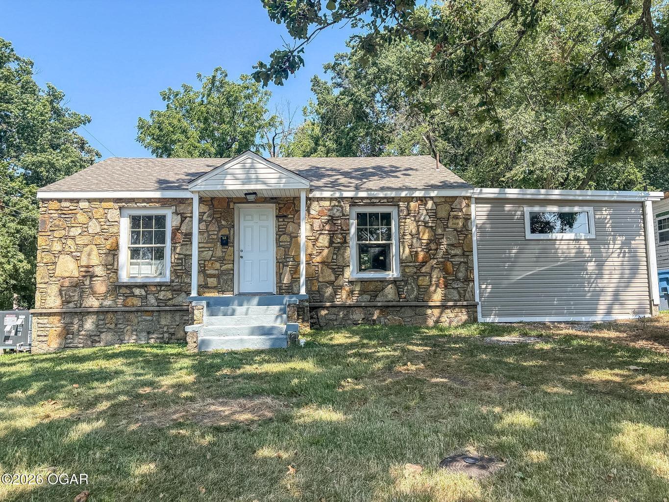 Photo 4 - Residential for sale – 801 S High Street  Neosho, MO