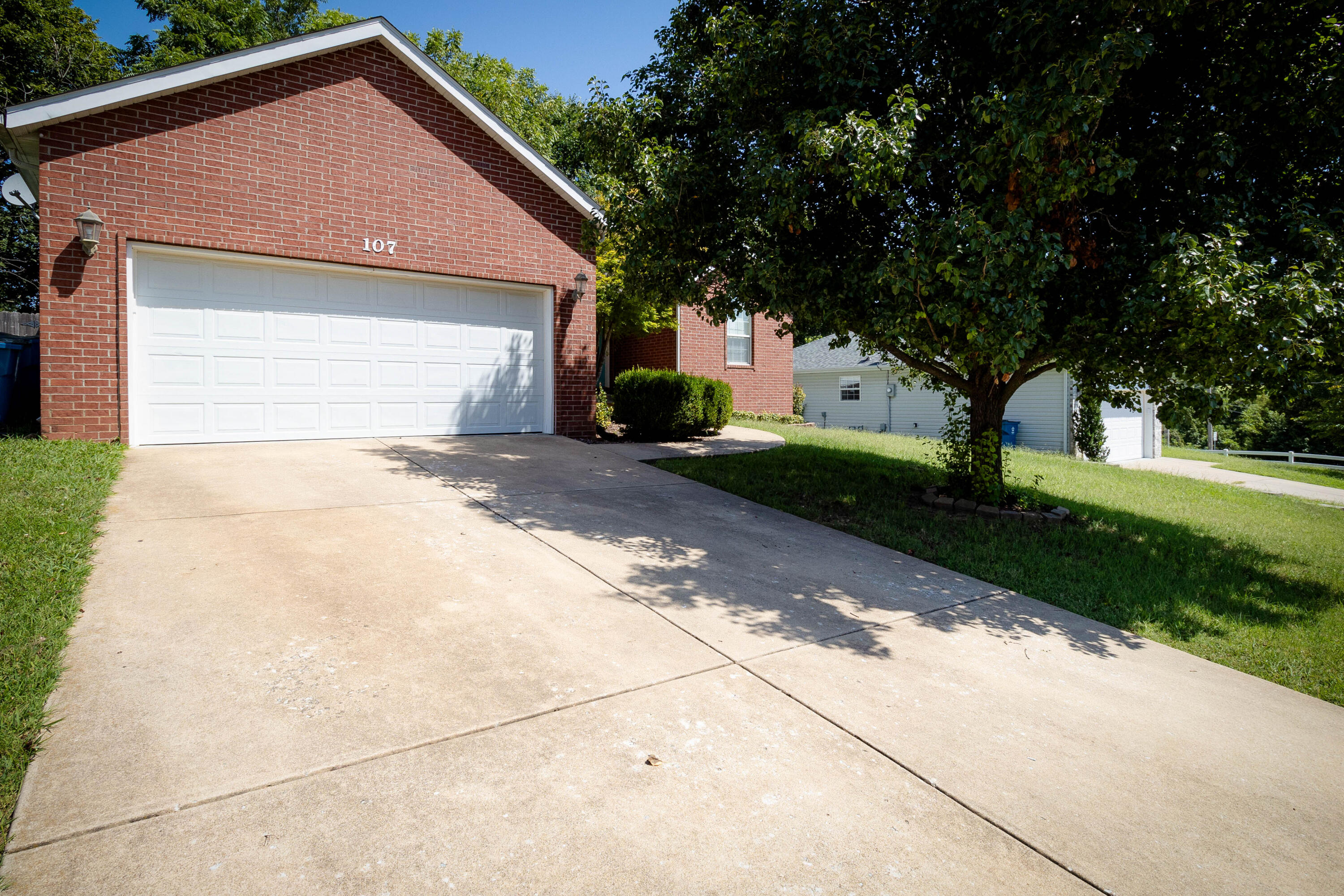 Residential for sale – 107 W Twin Oak Drive Nixa, MO