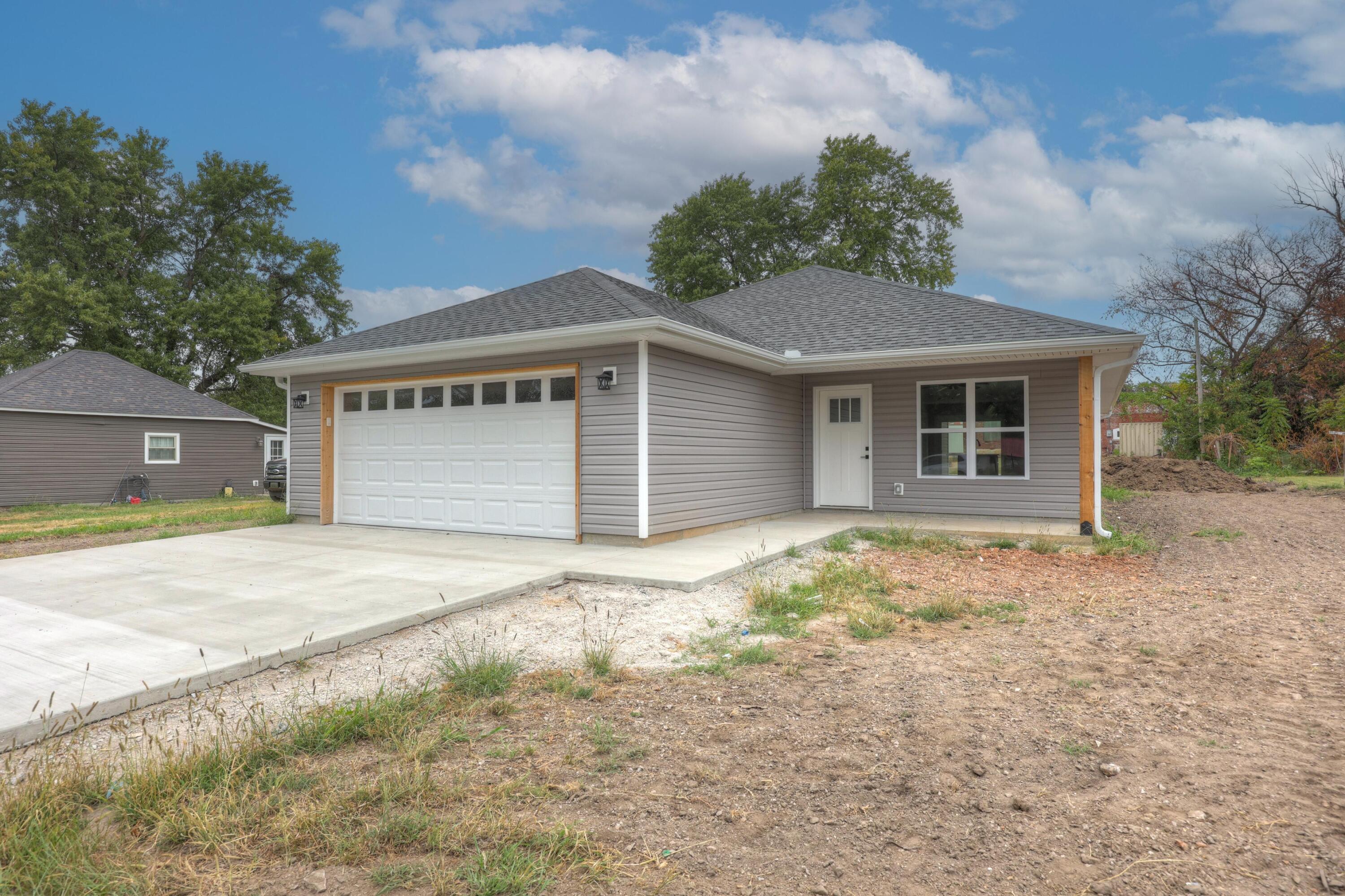 Photo 3 - Residential for sale – 215 W Lexington Avenue  Jasper, MO