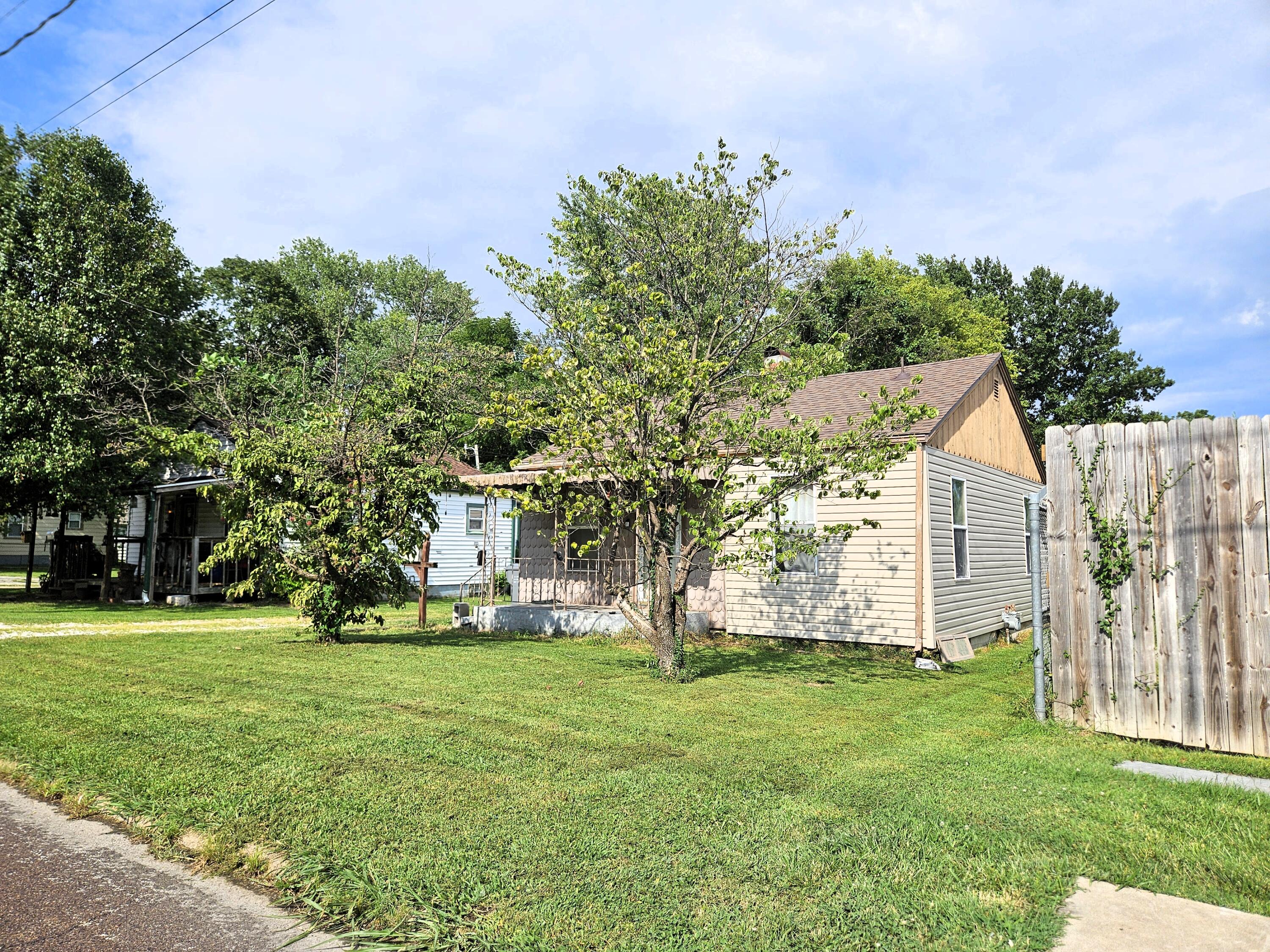 Photo 2 - Residential for sale – 1020 N West Avenue  Springfield, MO