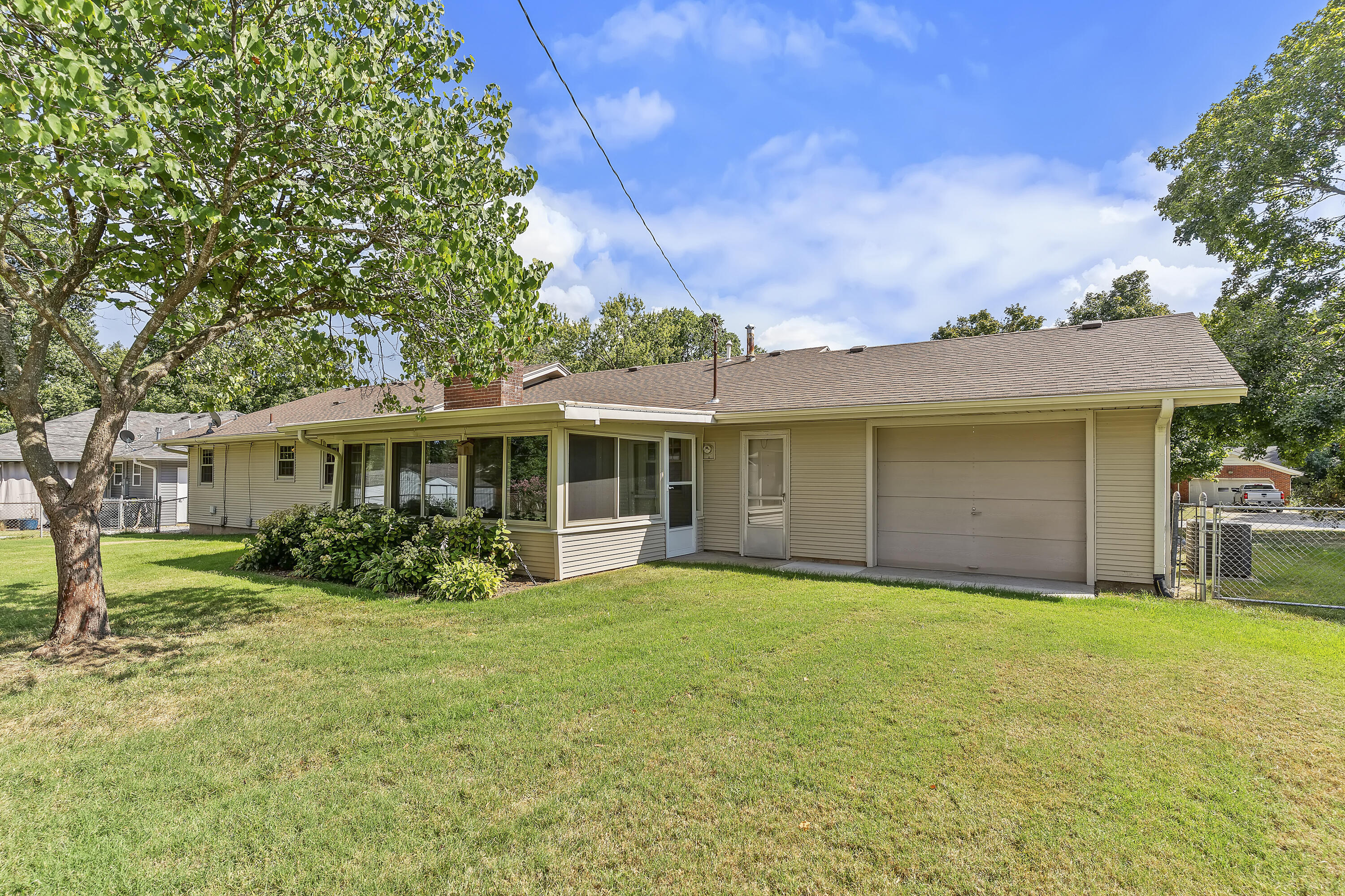 Photo 5 - Residential for sale – 831 W Sylvania Street  Springfield, MO