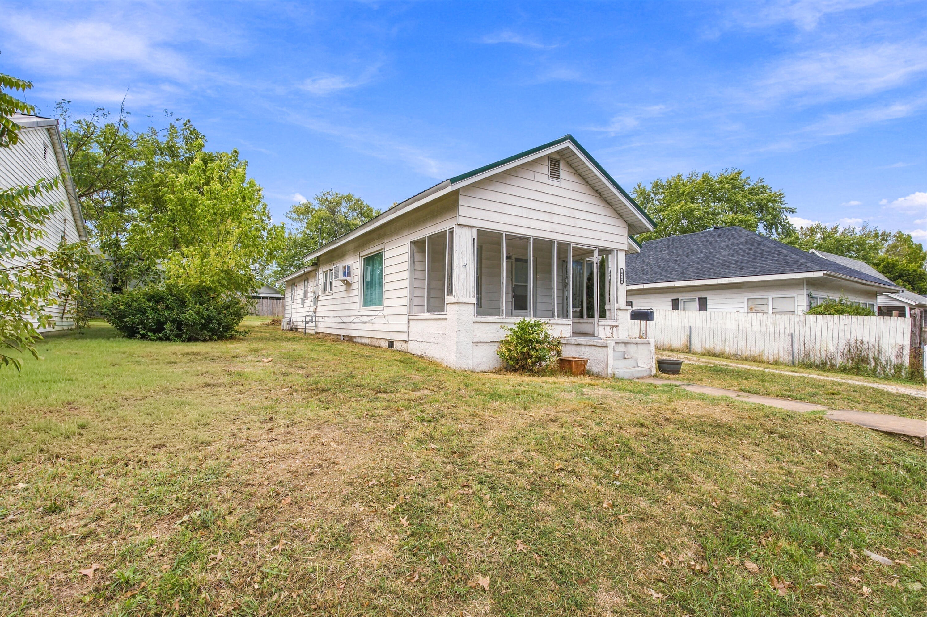 Photo 3 - Residential for sale – 512  9th Street  Monett, MO