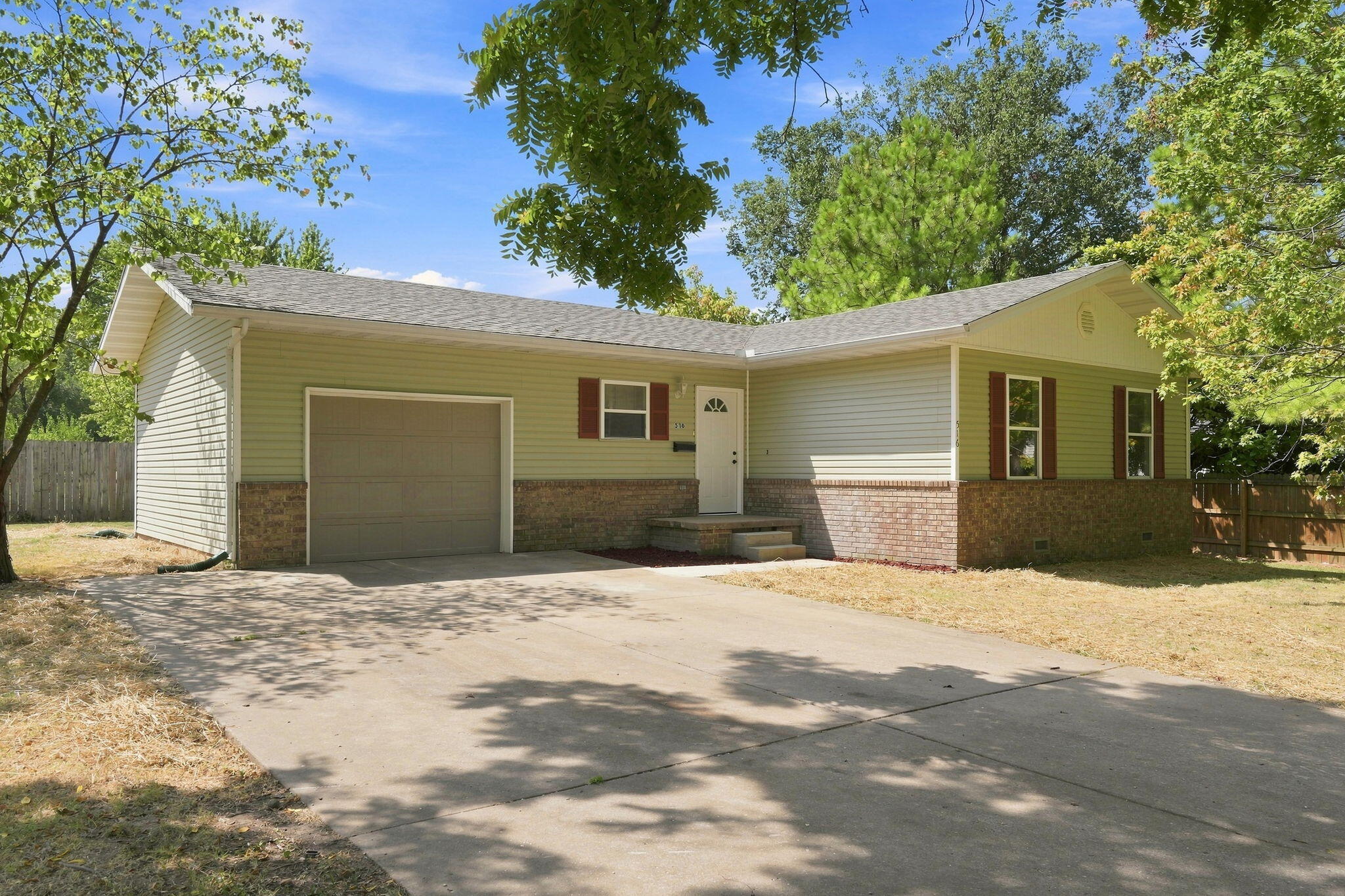 Photo 2 - Residential for sale – 516 E Springfield Street  Aurora, MO