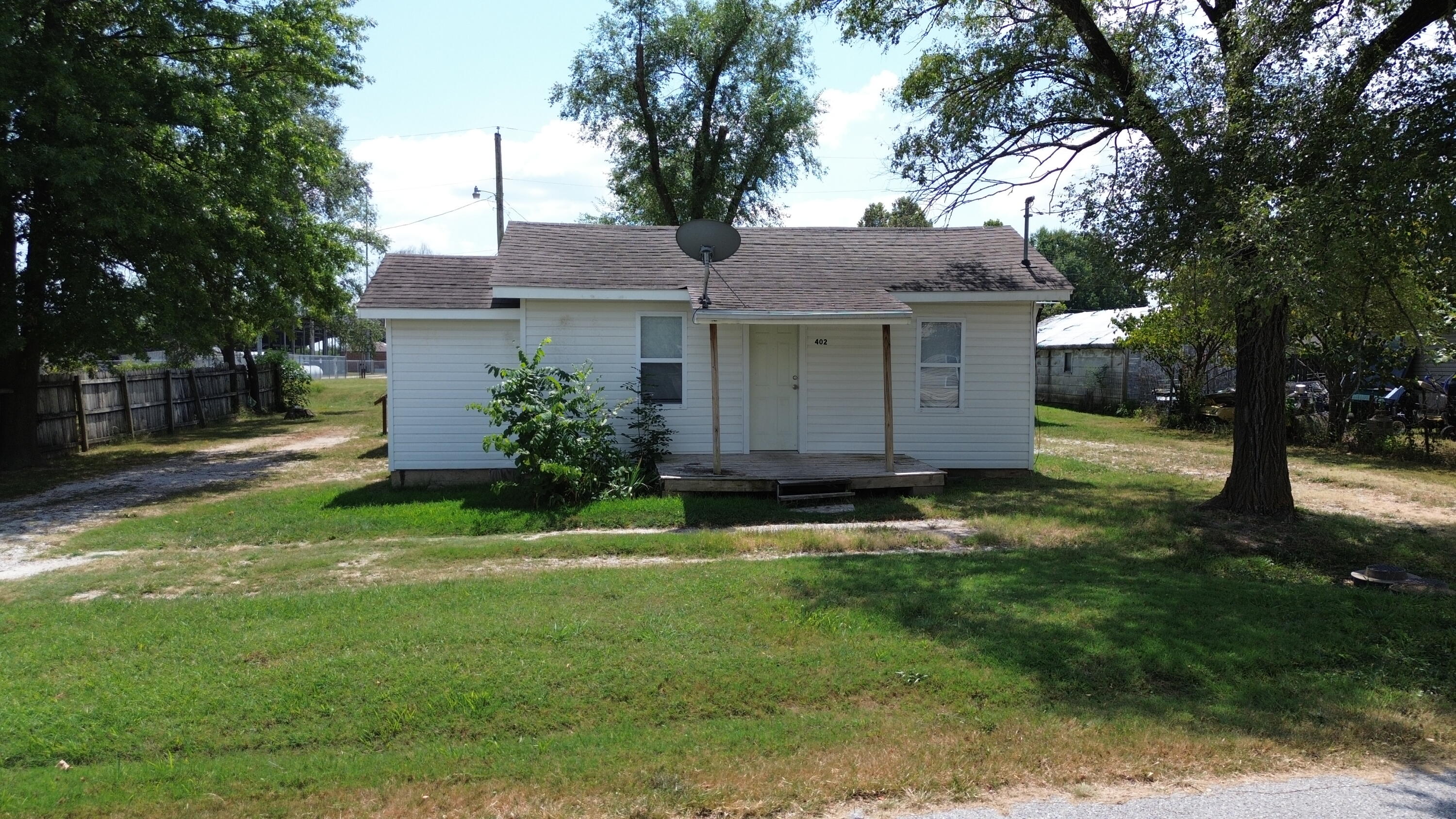 Photo 2 - Residential Income for sale – 402 W Colgate Street  Bolivar, MO