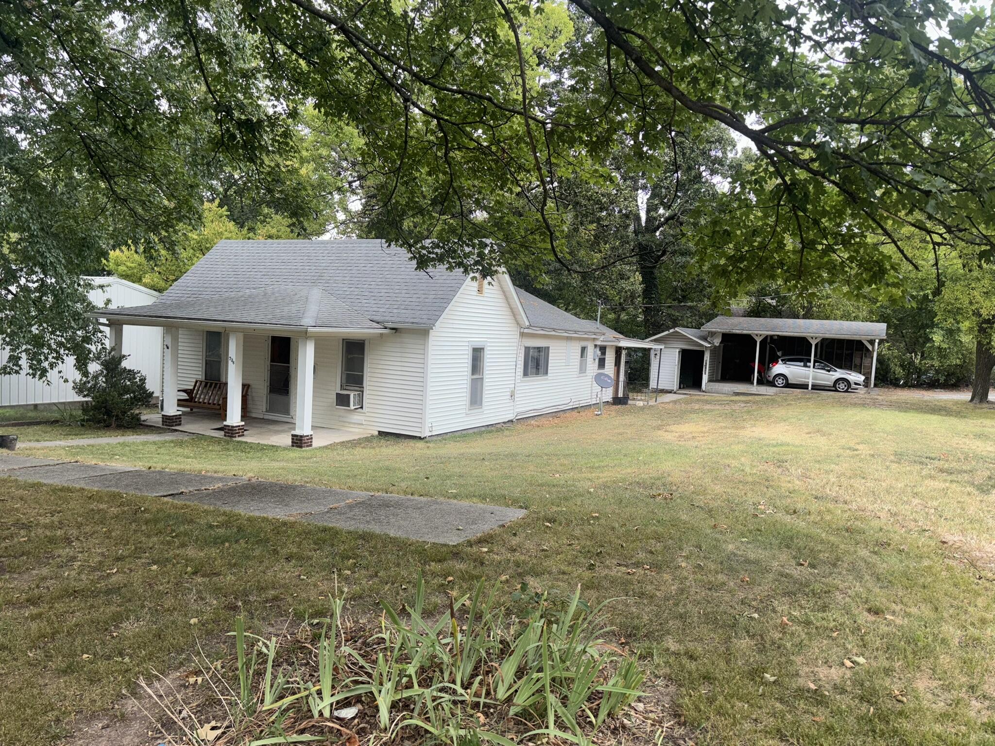 Photo 4 - Residential for sale – 736 E 14th Street  Baxter Springs, KS