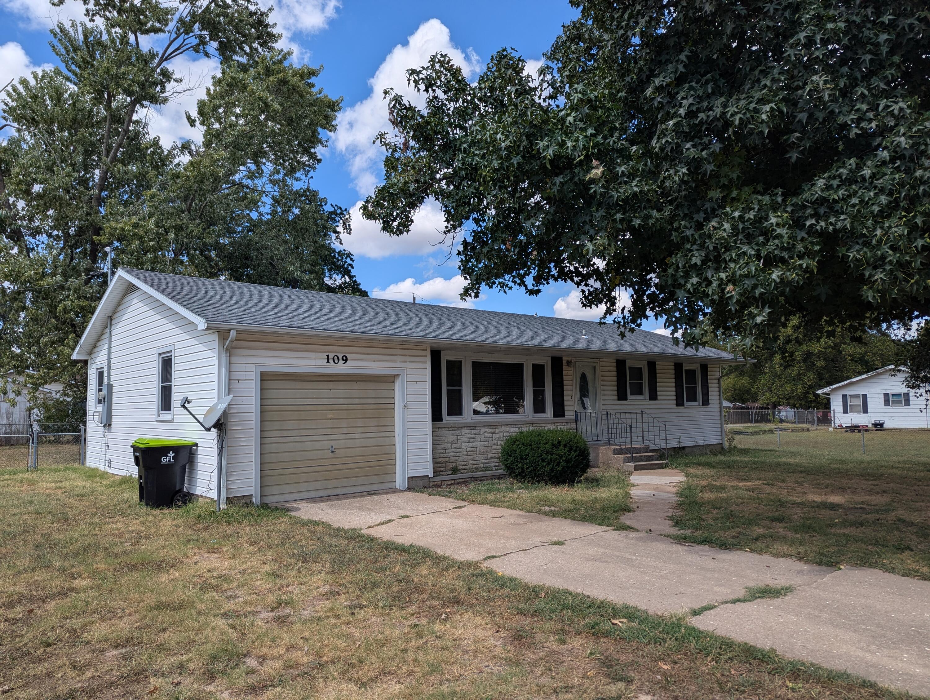 Photo 2 - Residential for sale – 109 N Youngblood Street  Marionville, MO