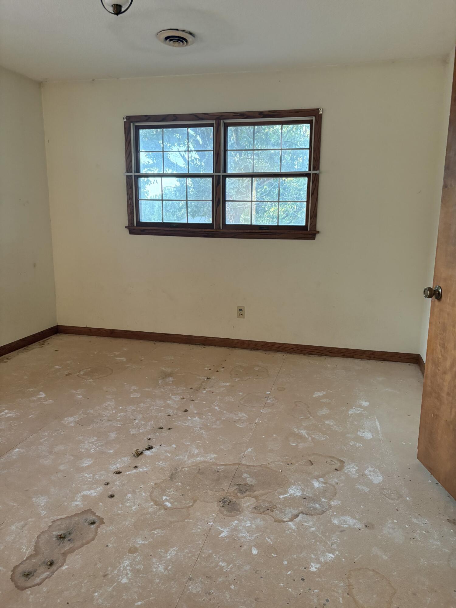 Photo 9 - Residential for sale – 911  Rocketdyne Road  Neosho, MO
