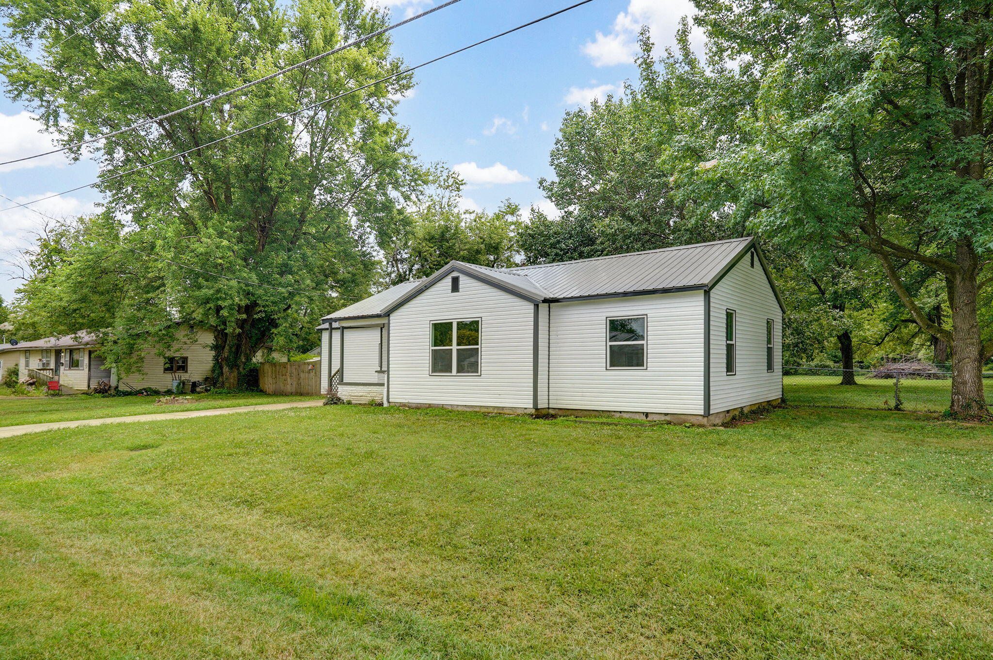 Photo 2 - Residential for sale – 12 E Hawthorne Street  Aurora, MO