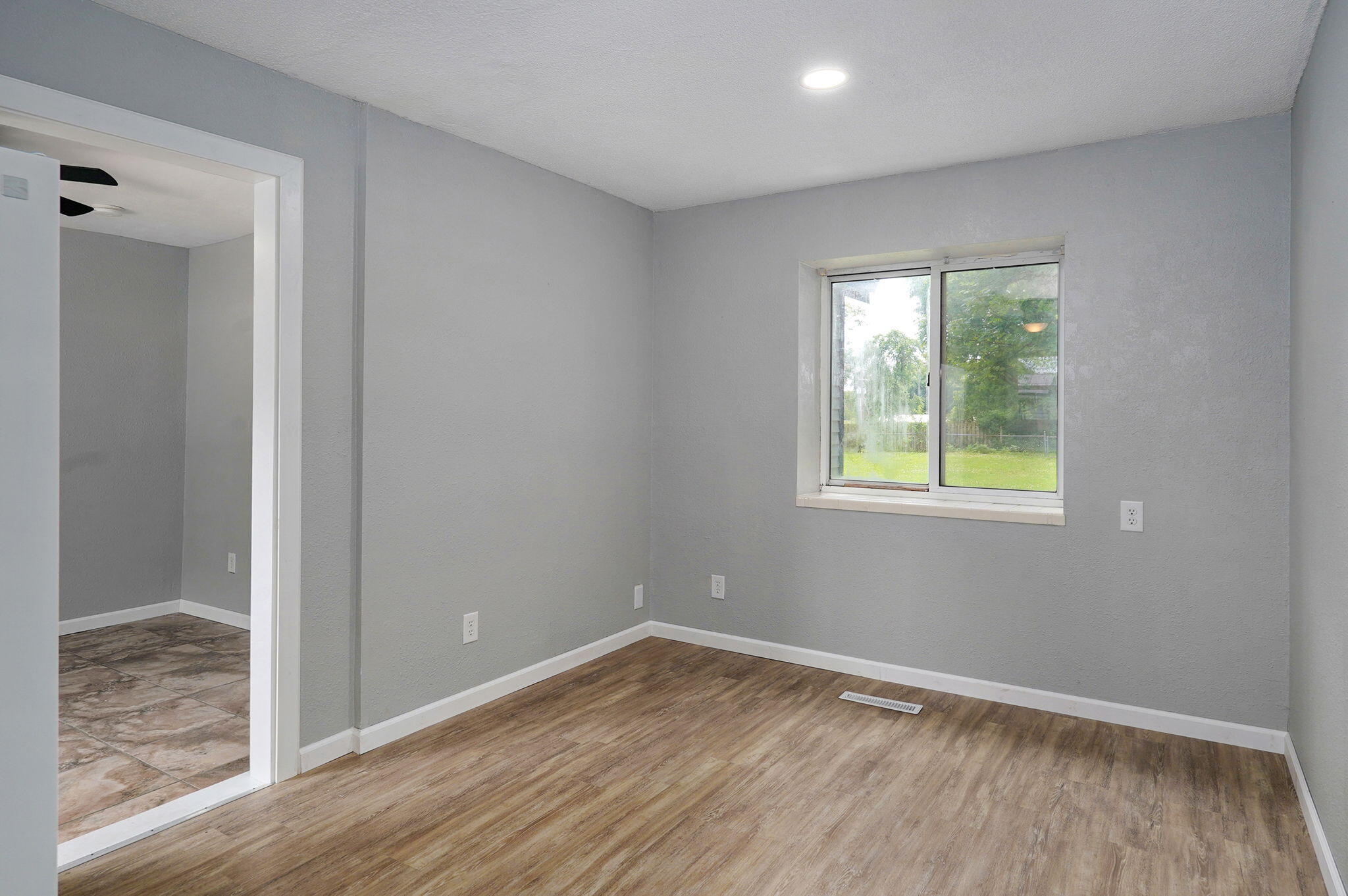 Photo 11 - Residential for sale – 12 E Hawthorne Street  Aurora, MO