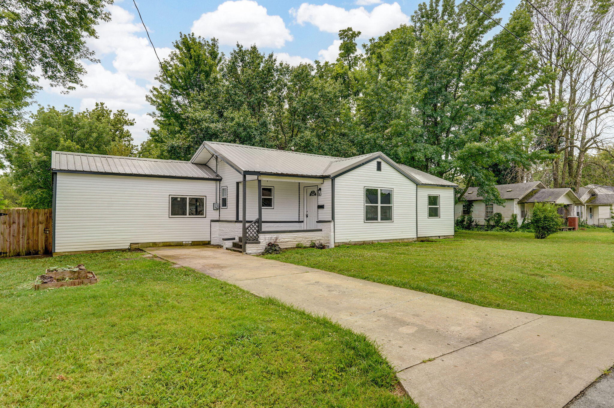 Photo 3 - Residential for sale – 12 E Hawthorne Street  Aurora, MO
