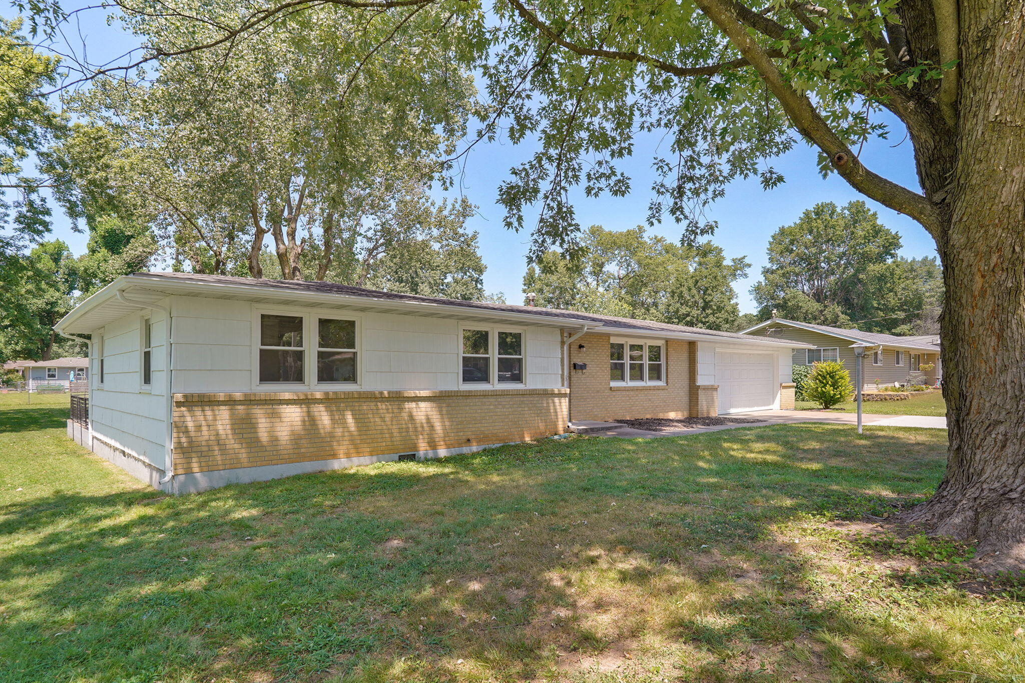 Photo 3 - Residential for sale – 1214  7th Street  Monett, MO