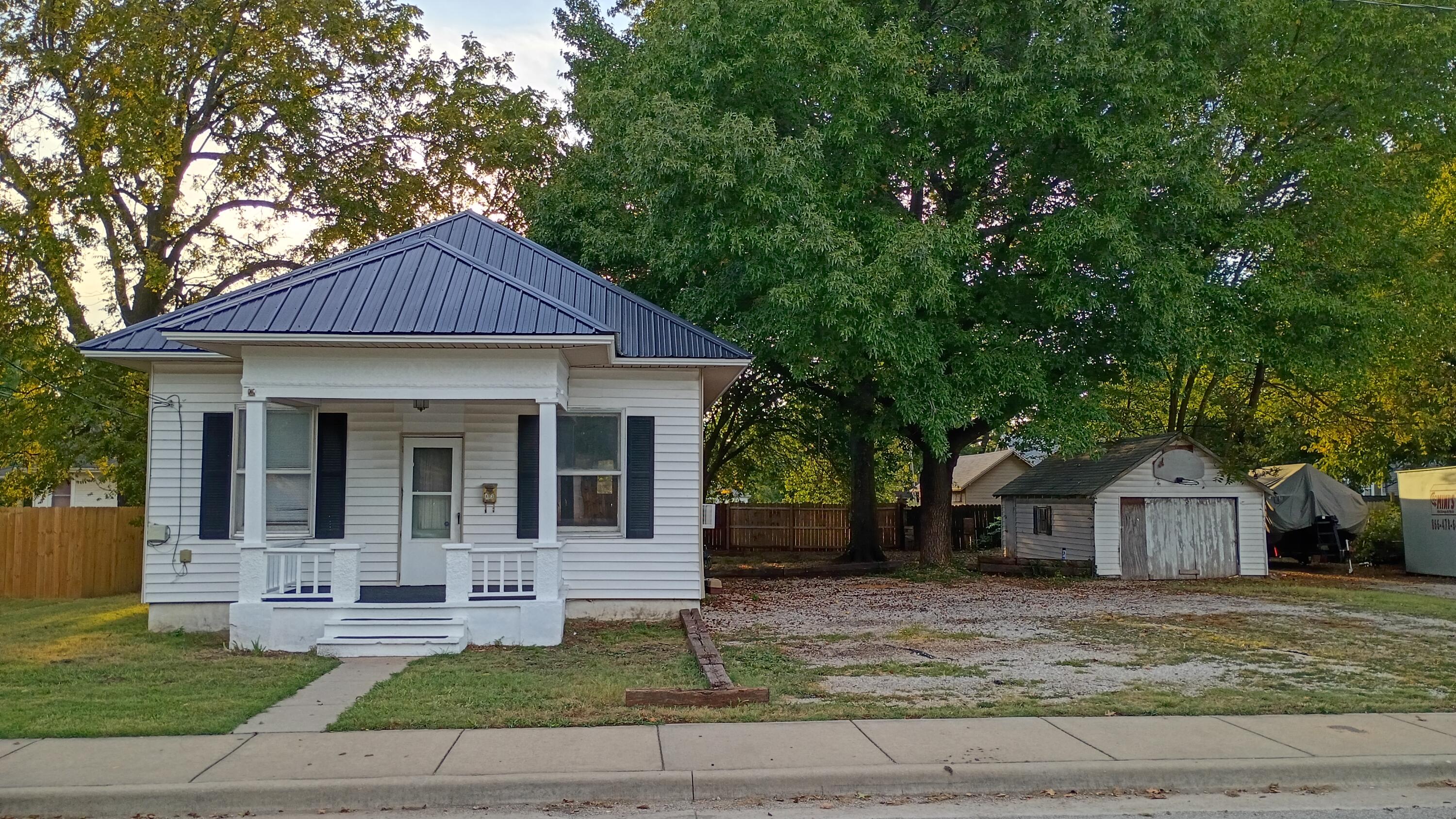 Photo 2 - Residential for sale – 813 S Hickory Street  Mt Vernon, MO