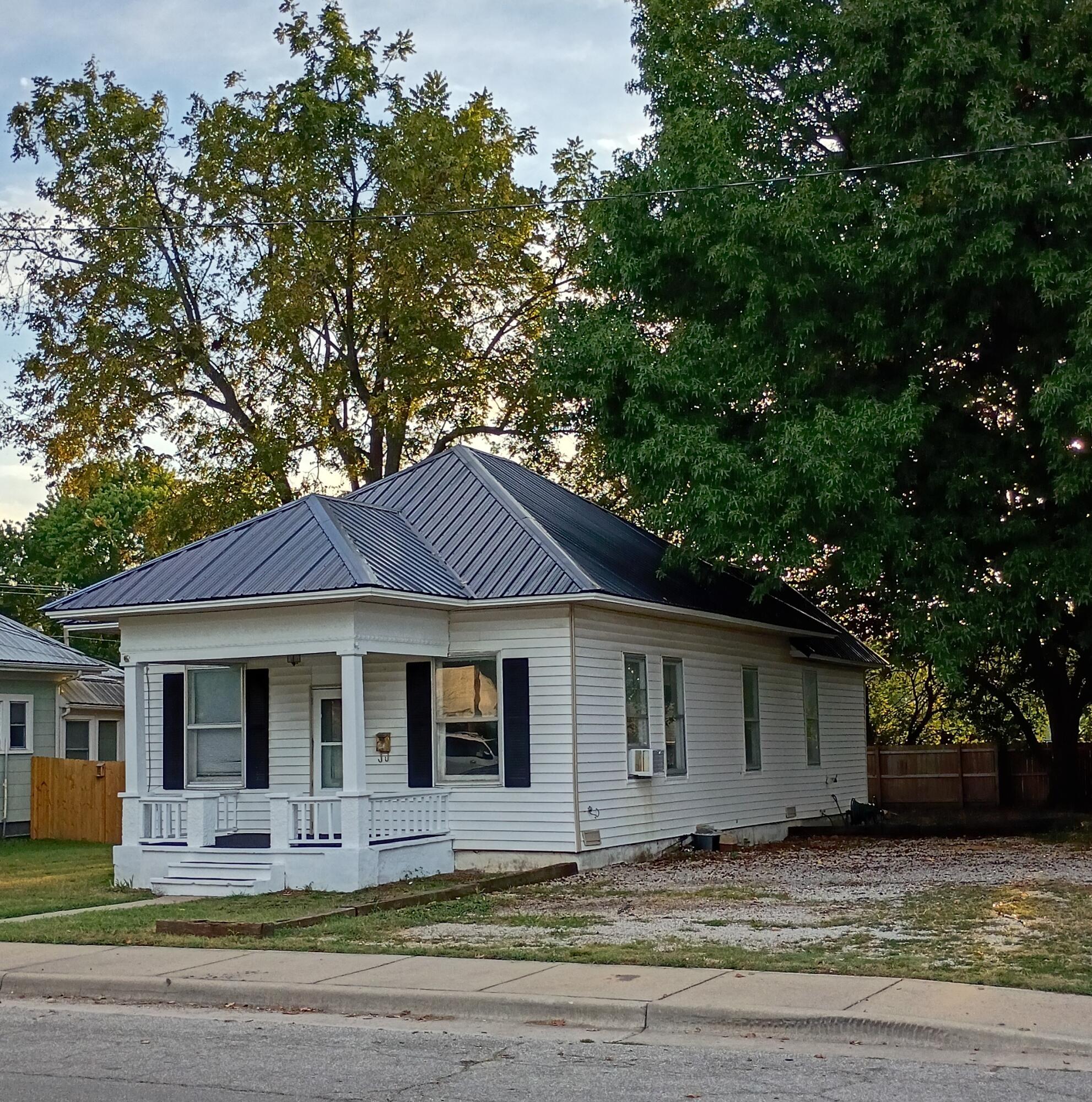 Photo 4 - Residential for sale – 813 S Hickory Street  Mt Vernon, MO