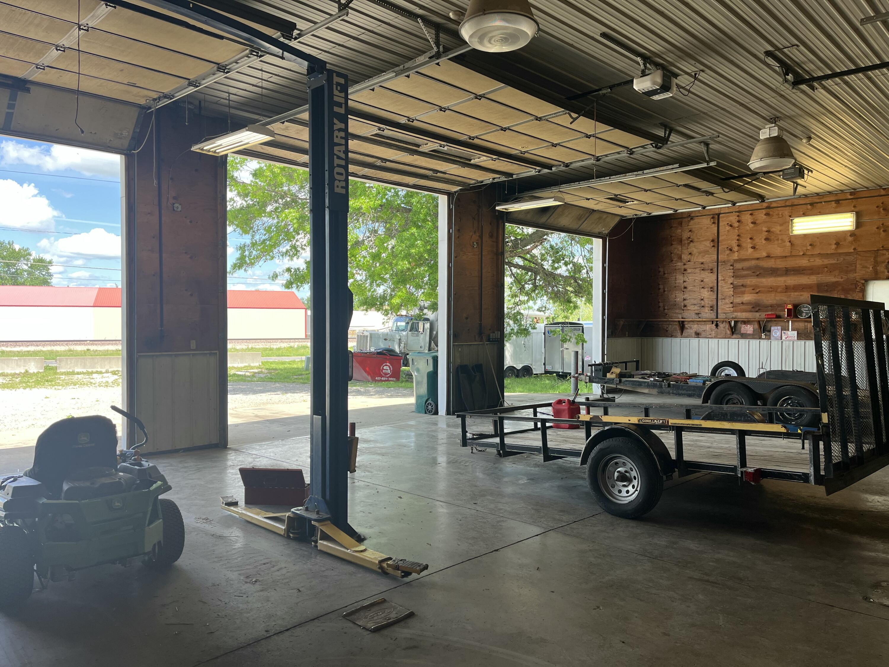 Photo 9 - Commercial Lease for sale – 828  Commercial Street  Marshfield, MO