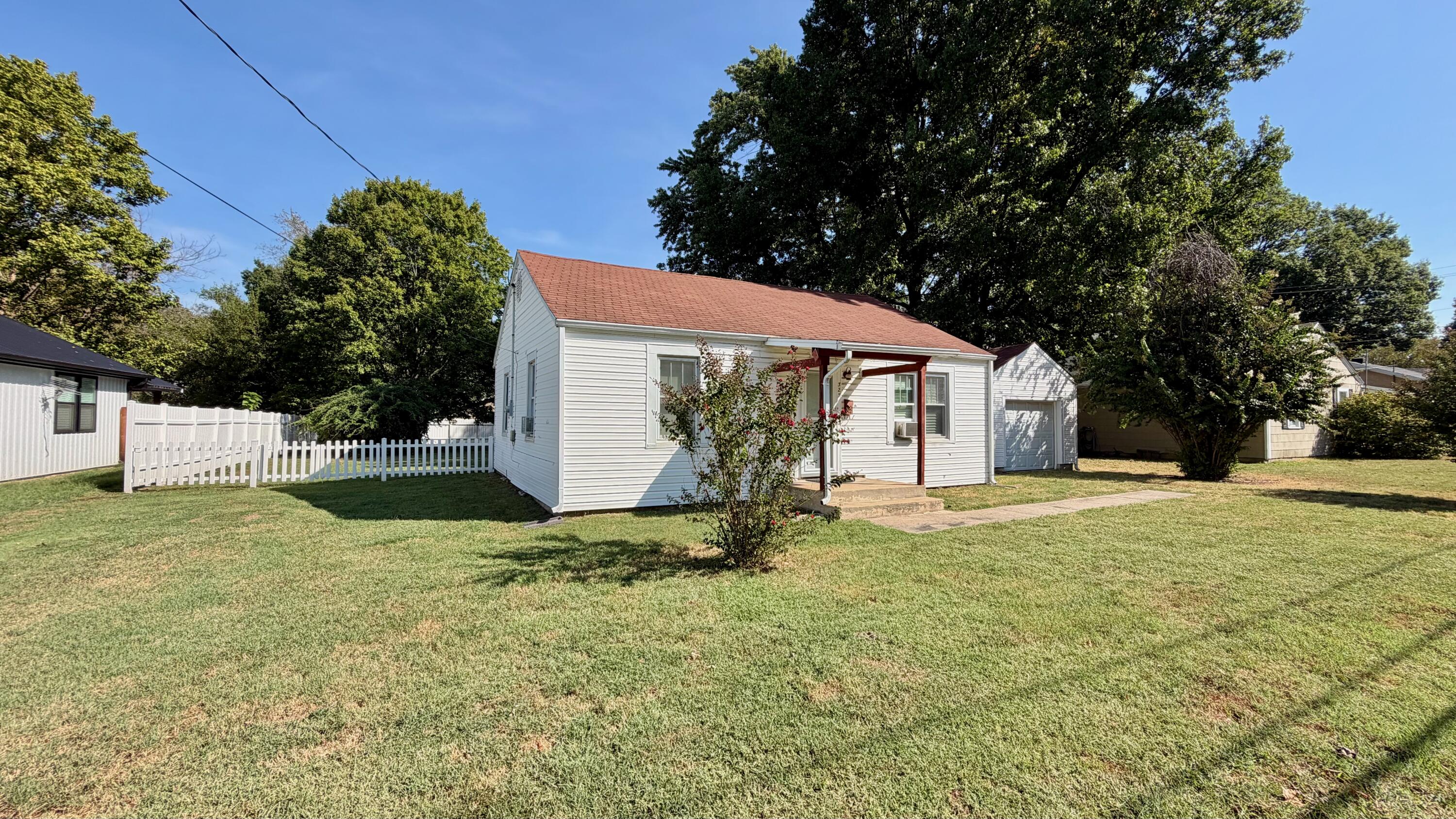 Photo 2 - Residential for sale – 323 E Summit Street  Bolivar, MO