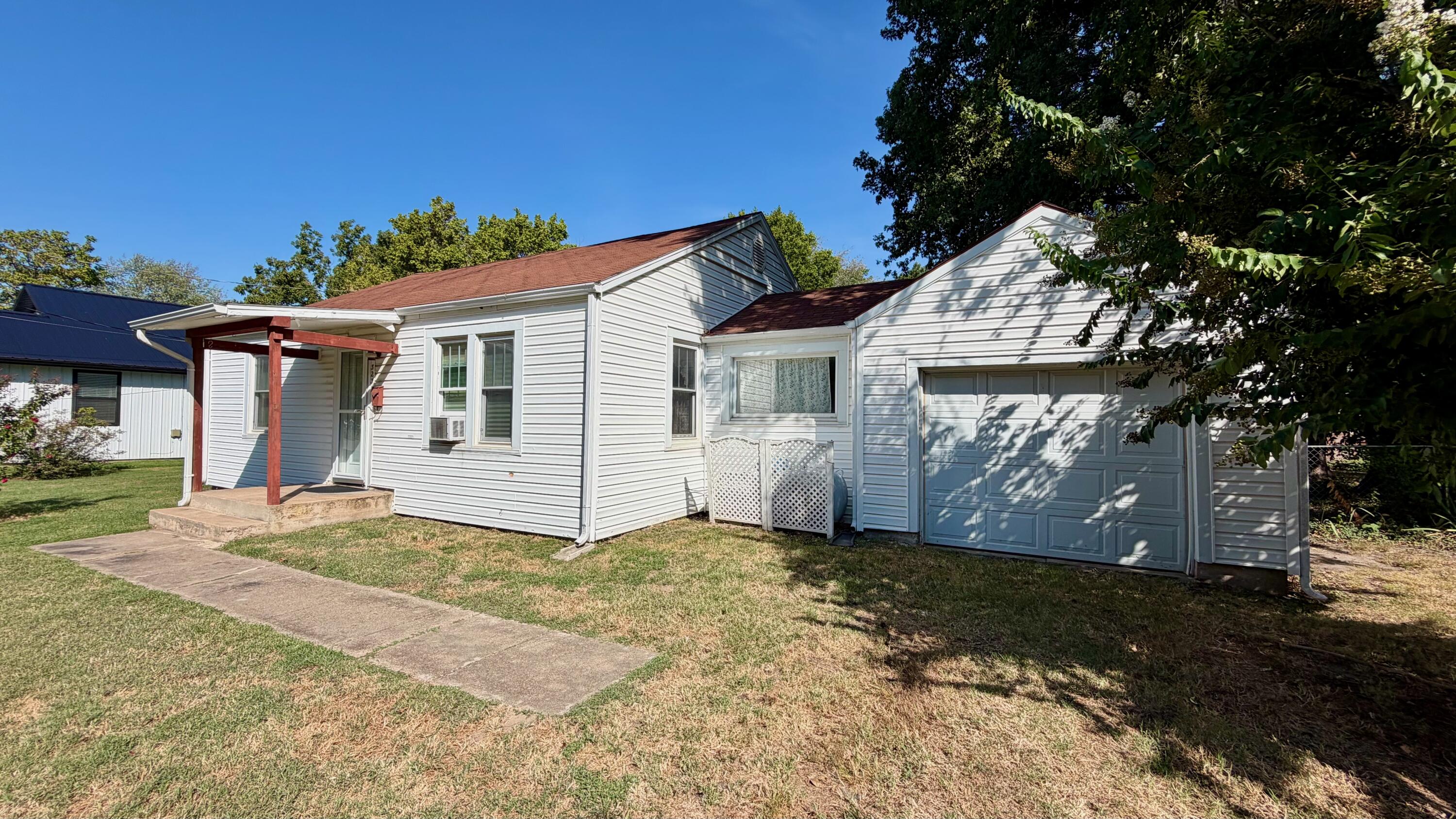 Photo 3 - Residential for sale – 323 E Summit Street  Bolivar, MO