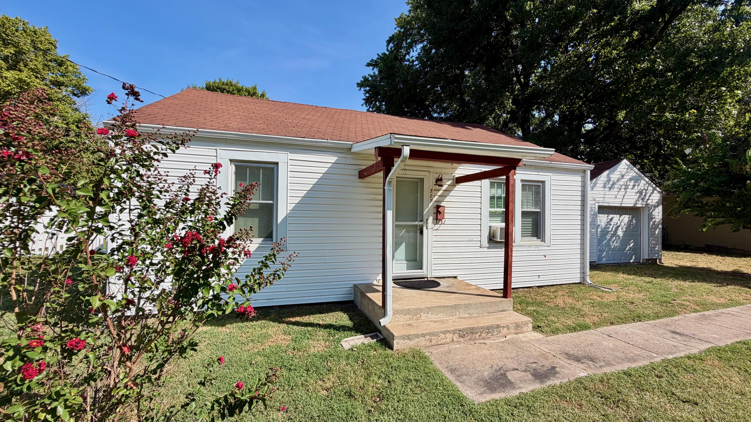 Photo 4 - Residential for sale – 323 E Summit Street  Bolivar, MO