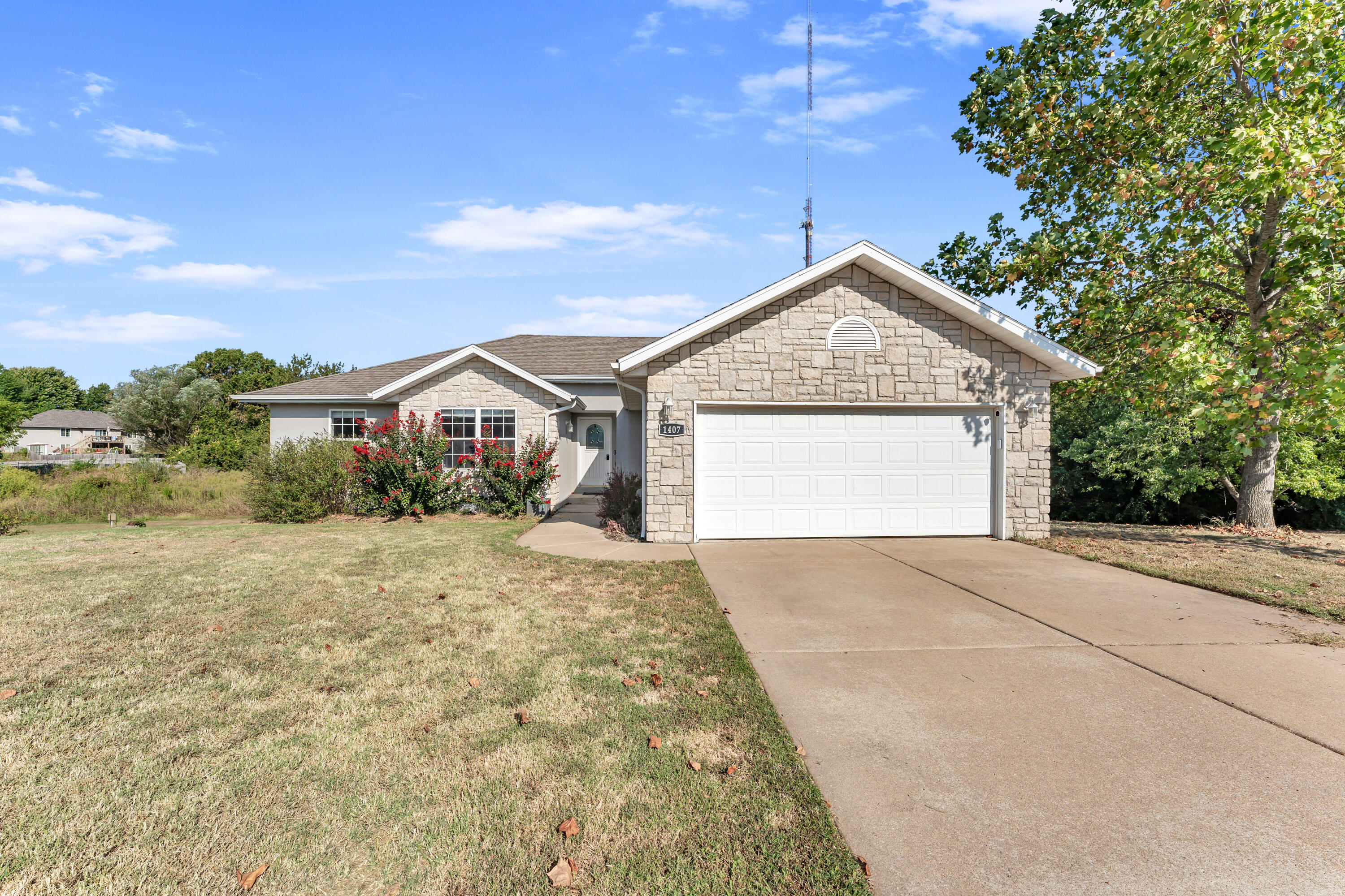 Photo 2 - Residential for sale – 1407  Raspberry Court  Nixa, MO