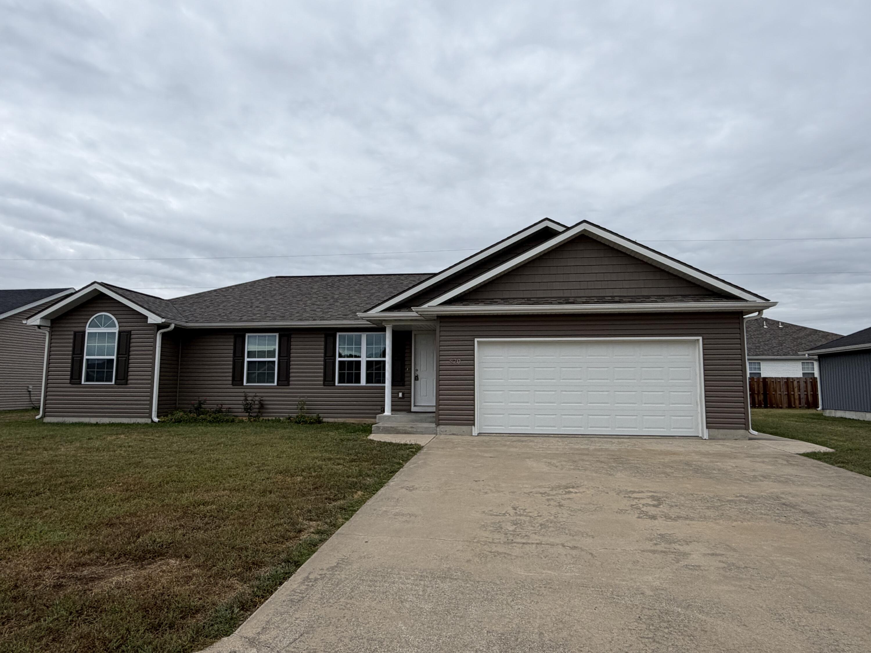 Photo 2 - Residential for sale – 820 W Stewart Street  Bolivar, MO