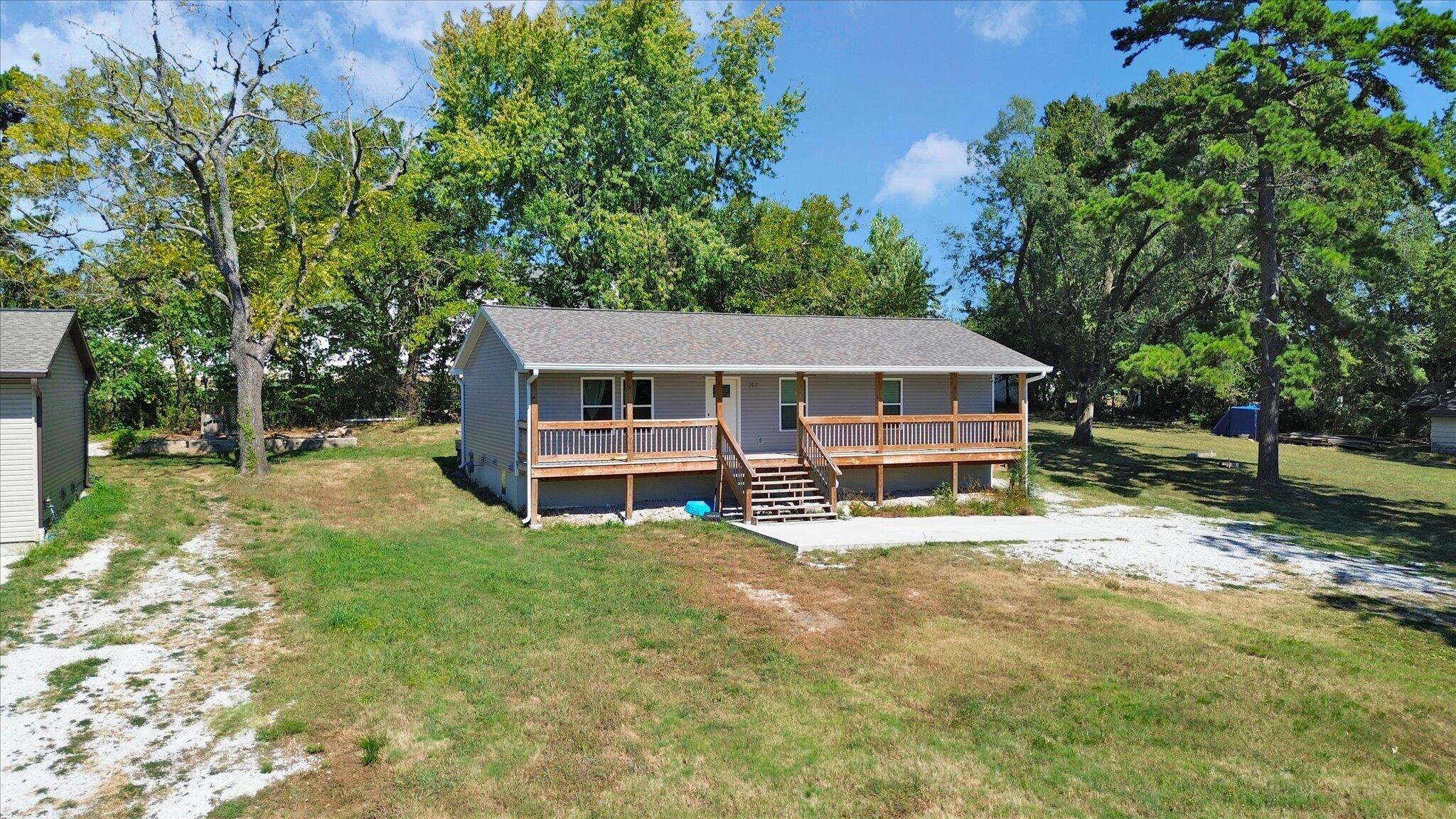 Photo 4 - Residential for sale – 307 S Nettleton Avenue  Mansfield, MO