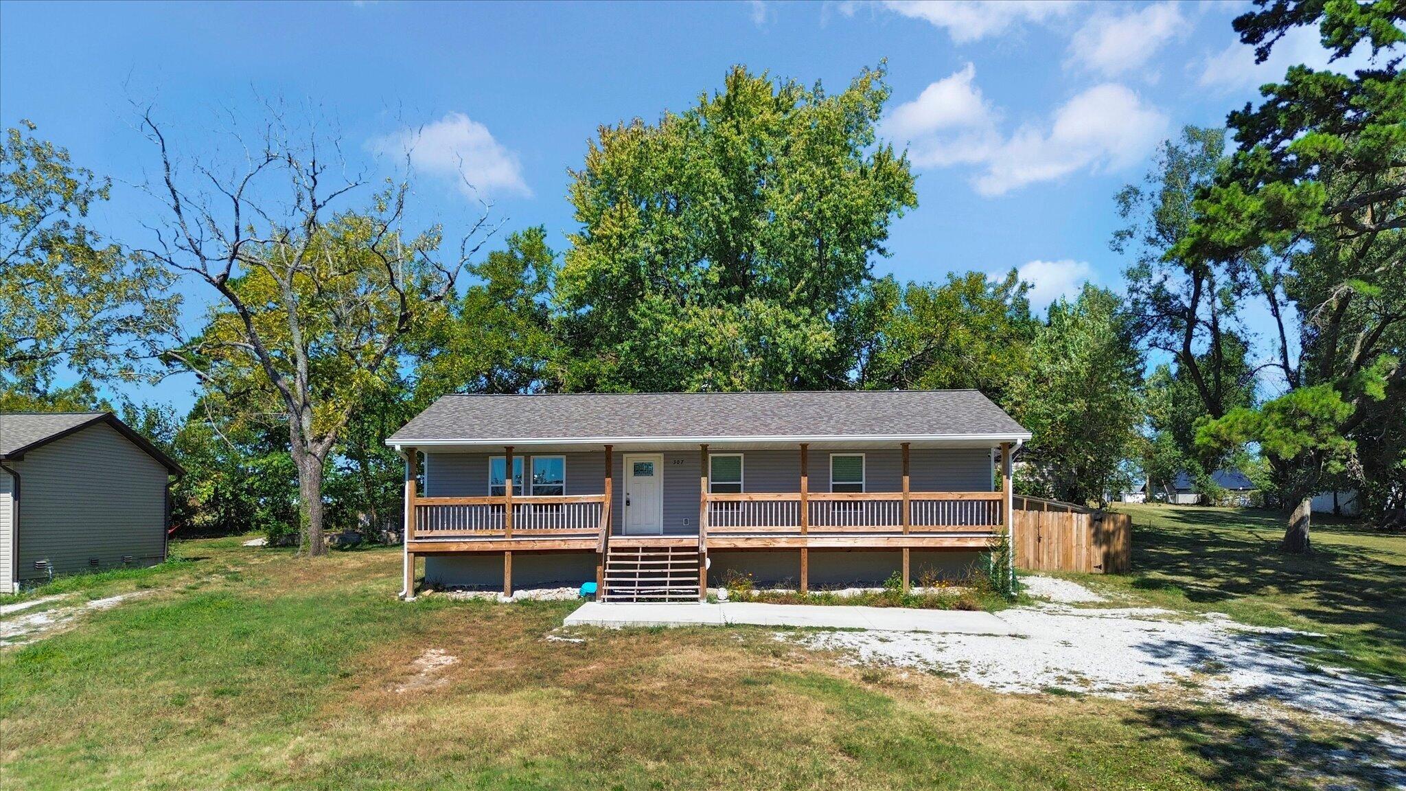 Photo 3 - Residential for sale – 307 S Nettleton Avenue  Mansfield, MO