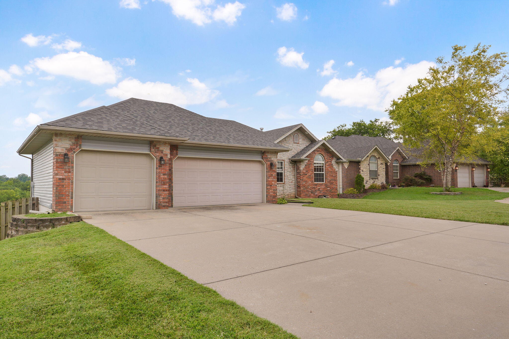 Photo 3 - Residential for sale – 3582 N Thistlewood Court  Springfield, MO