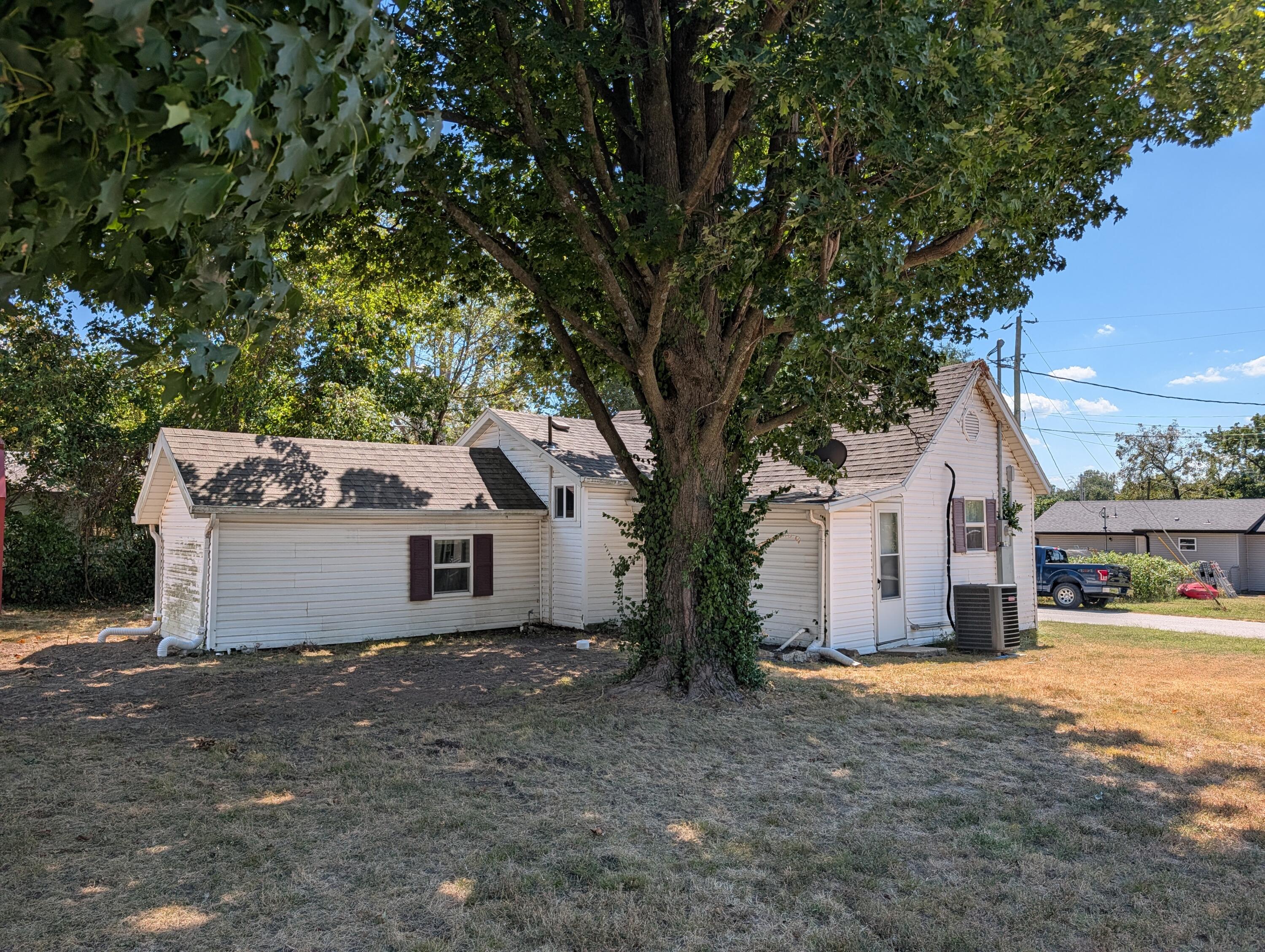 Photo 17 - Residential for sale – 1001 E Chestnut Street  Bolivar, MO