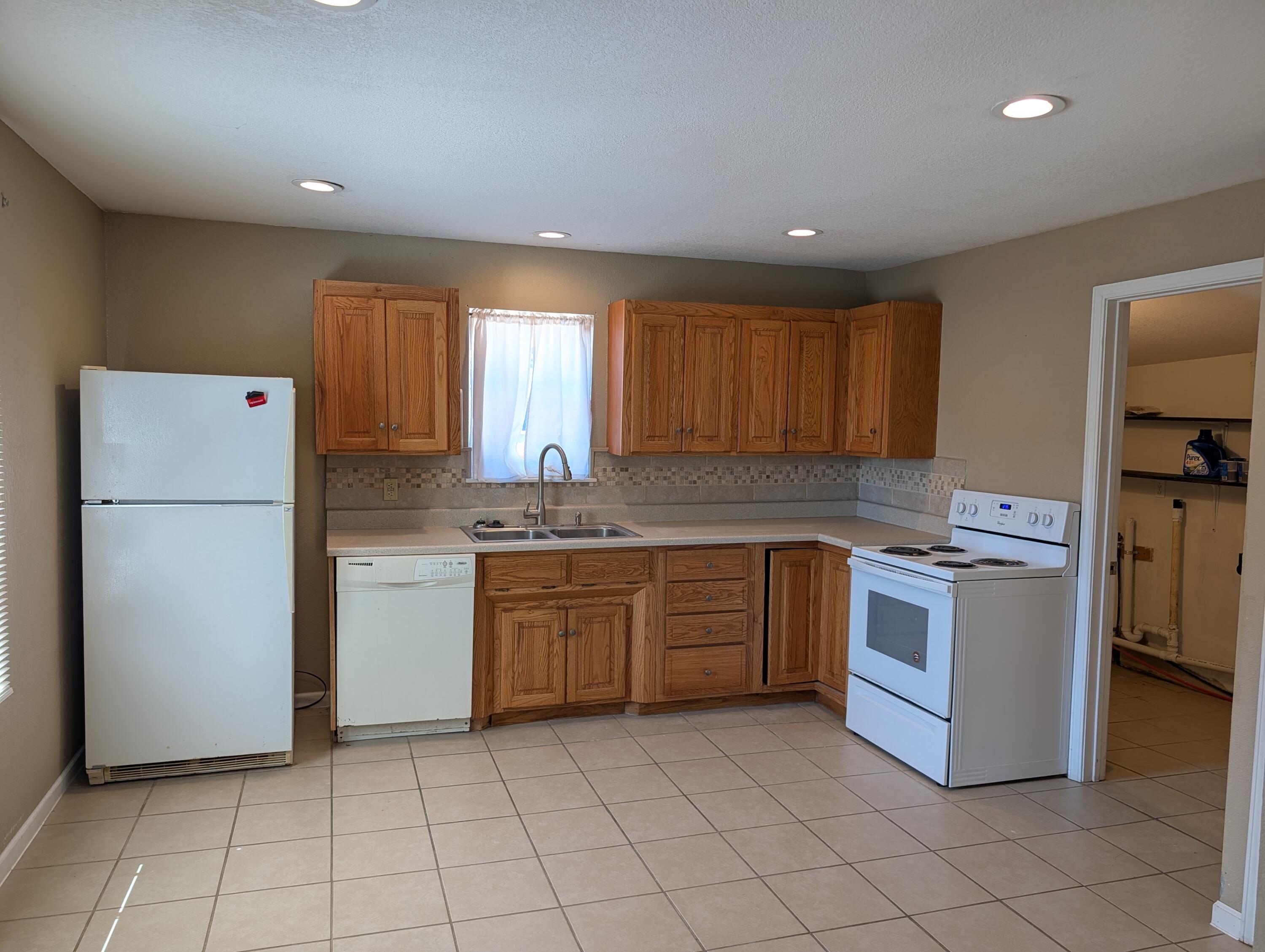 Photo 4 - Residential for sale – 1001 E Chestnut Street  Bolivar, MO