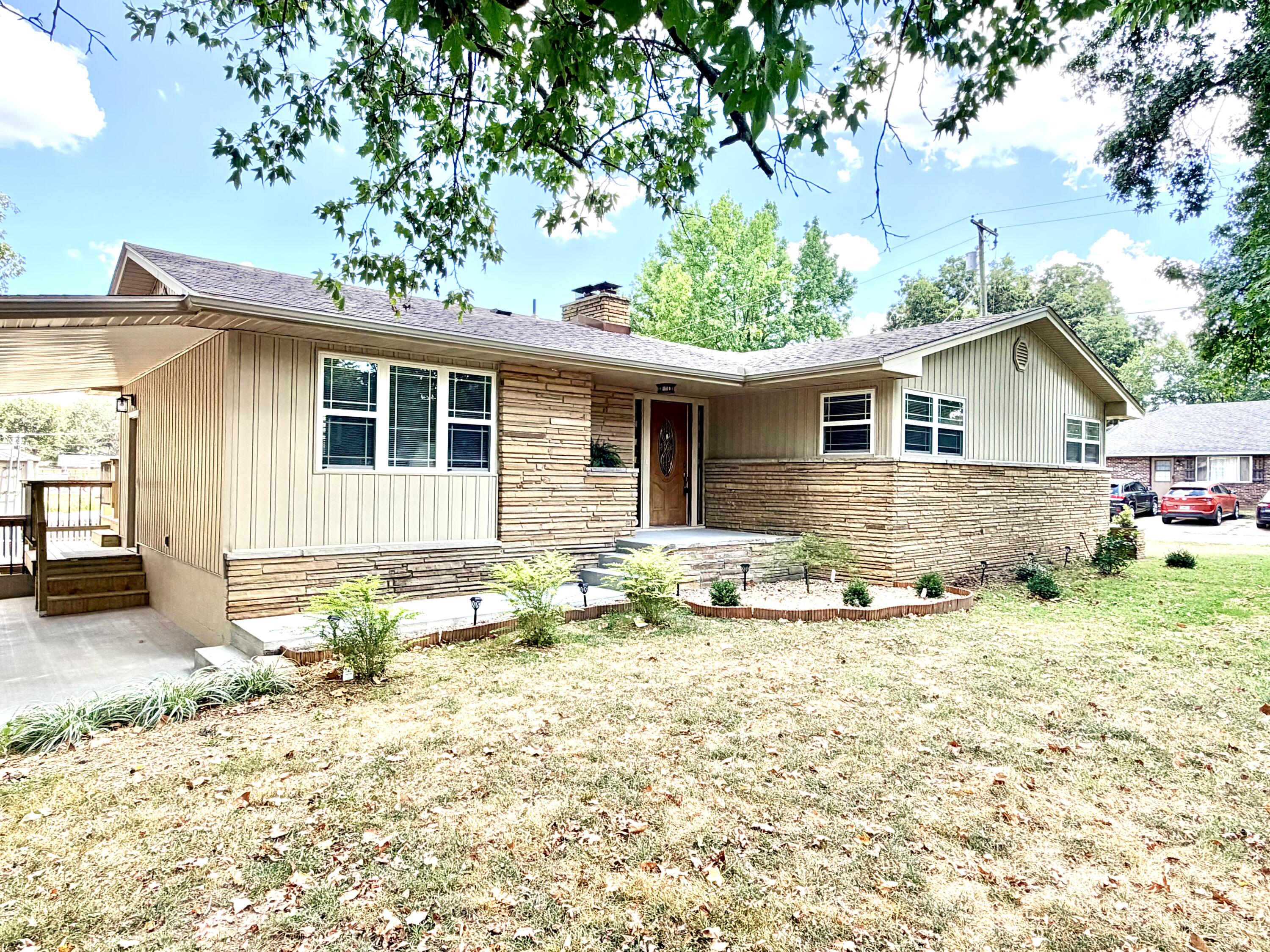 Photo 3 - Residential for sale – 1424 S Jefferson Avenue  Aurora, MO