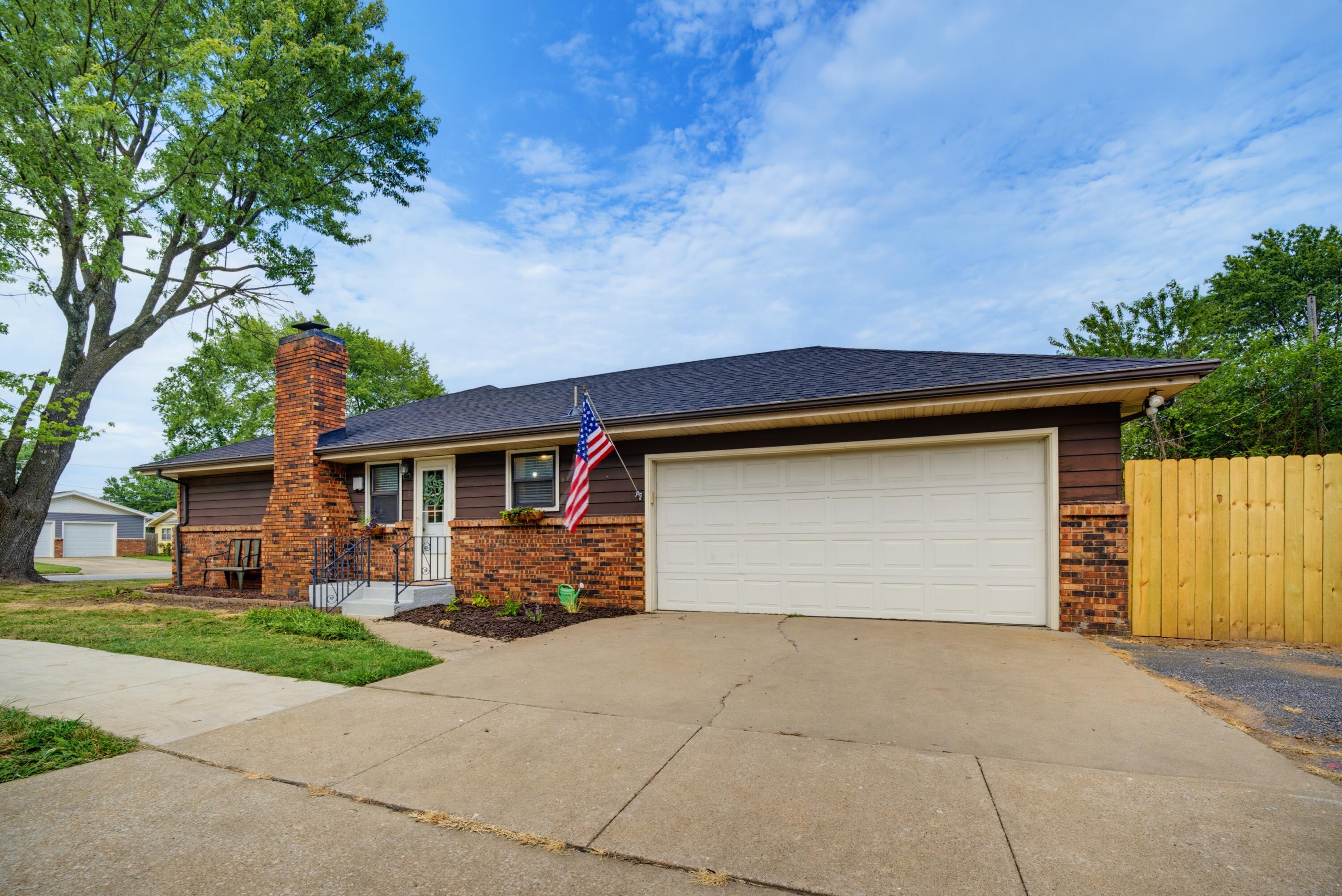 Photo 5 - Residential for sale – 1210 E Woodland Street  Springfield, MO