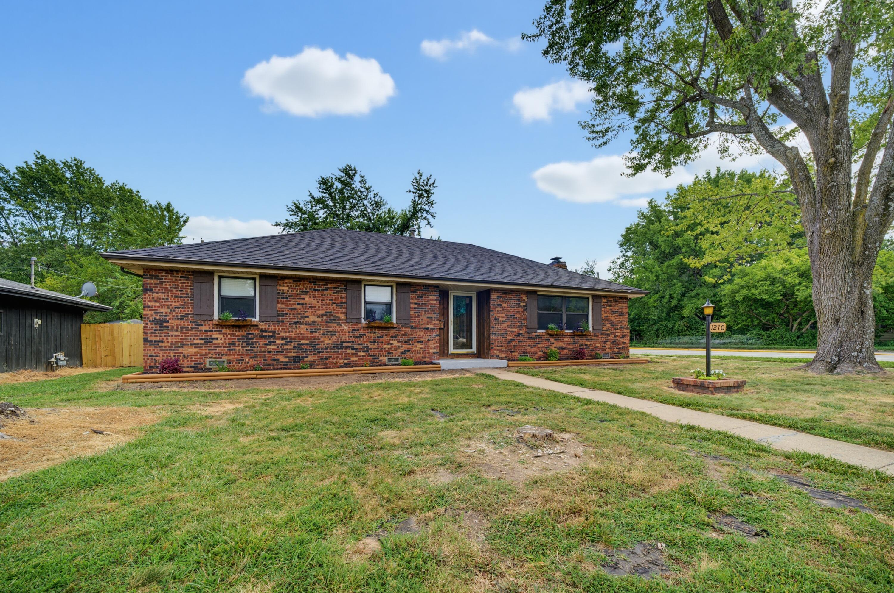 Photo 2 - Residential for sale – 1210 E Woodland Street  Springfield, MO