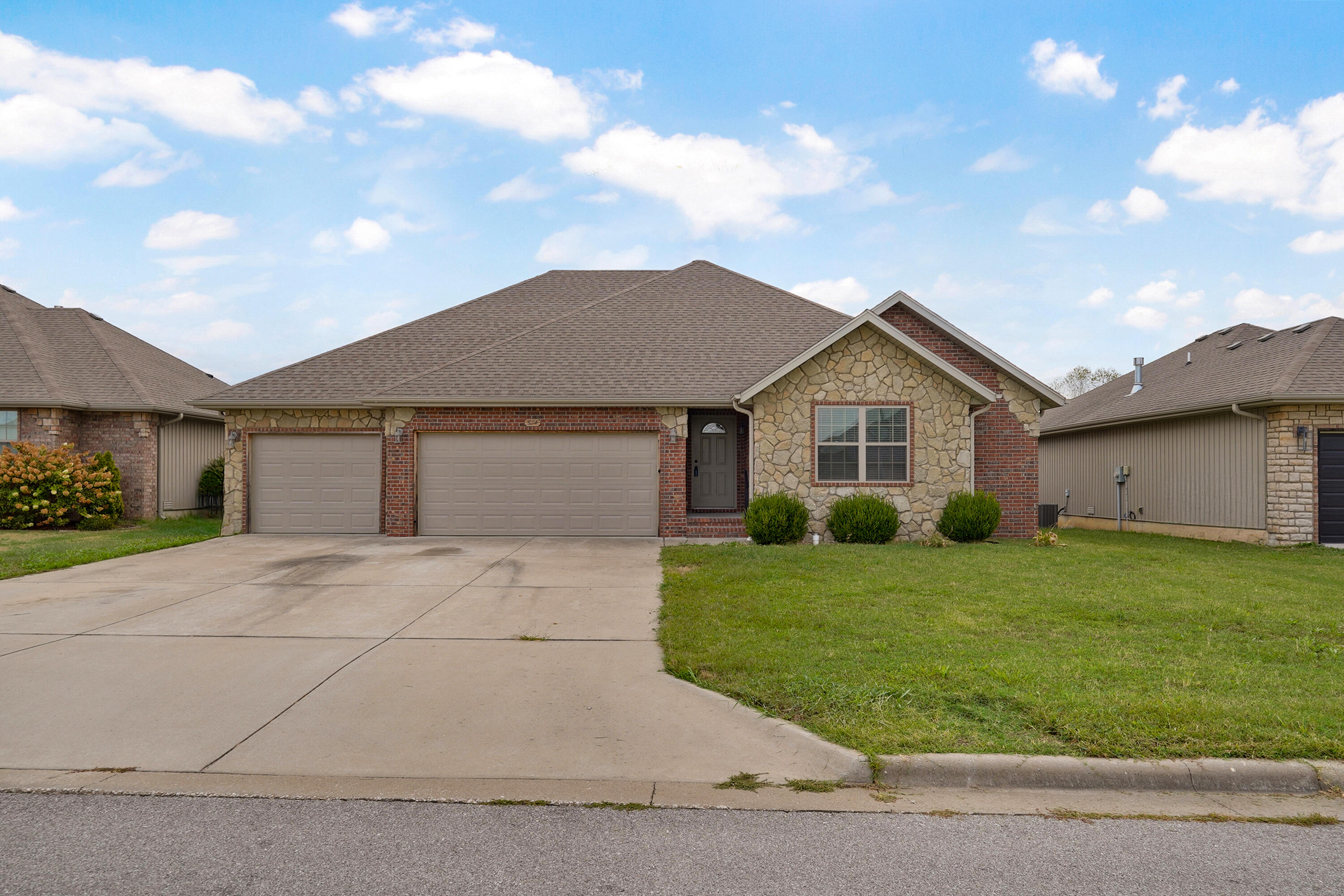 Photo 2 - Residential for sale – 674 N Rockingham   Nixa, MO
