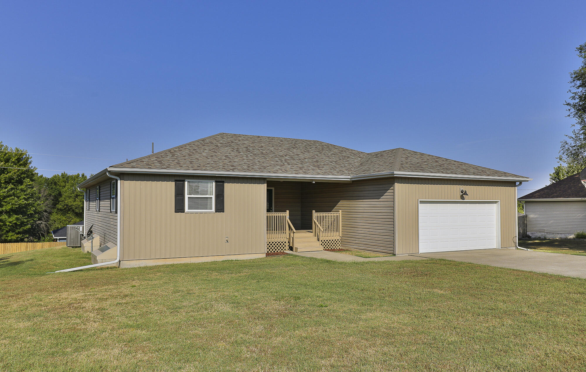 Photo 2 - Residential for sale – 511 N Russell Avenue  Bolivar, MO
