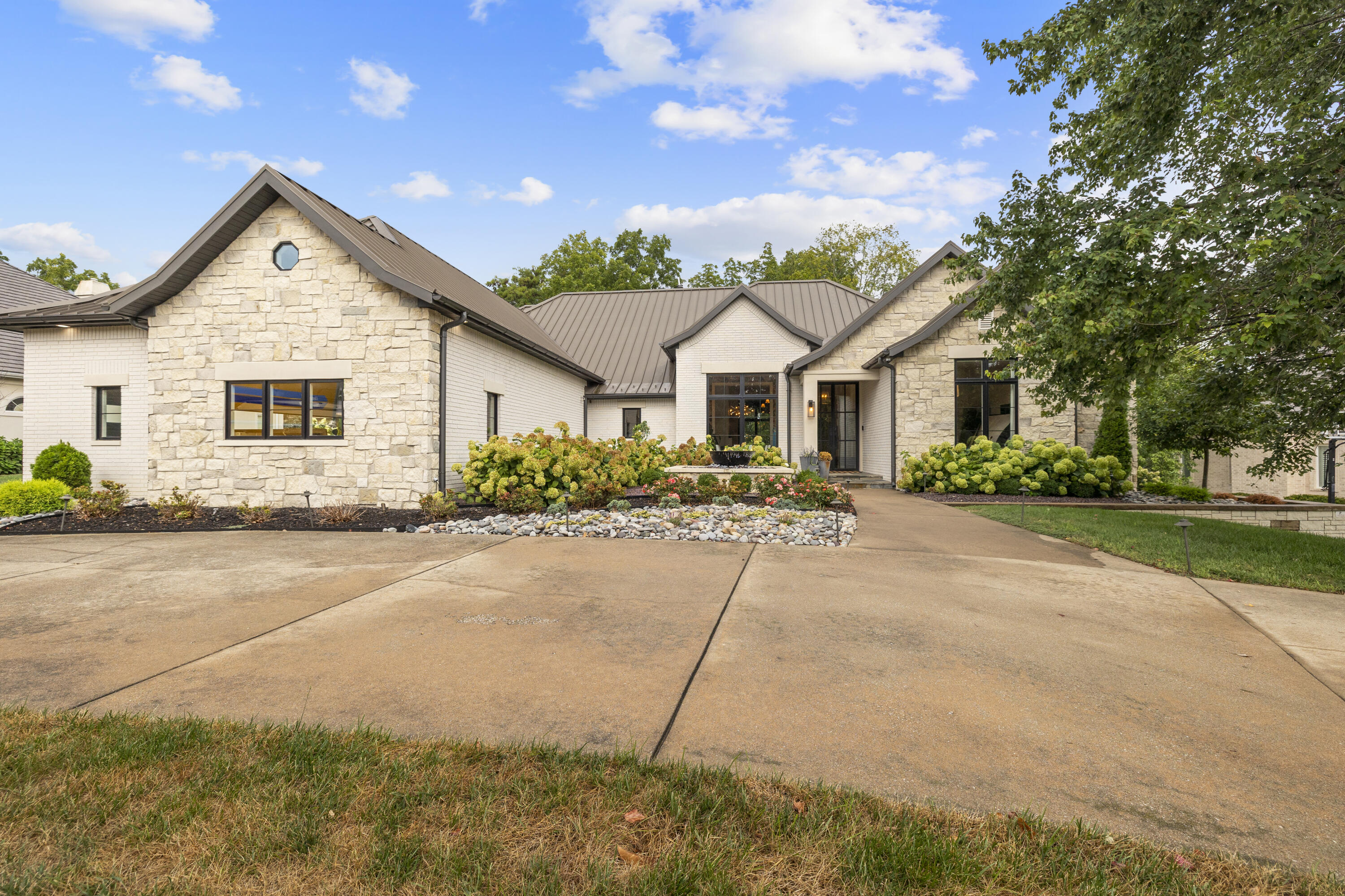 Photo 2 - Residential for sale – 5273 S Applecross Way  Springfield, MO